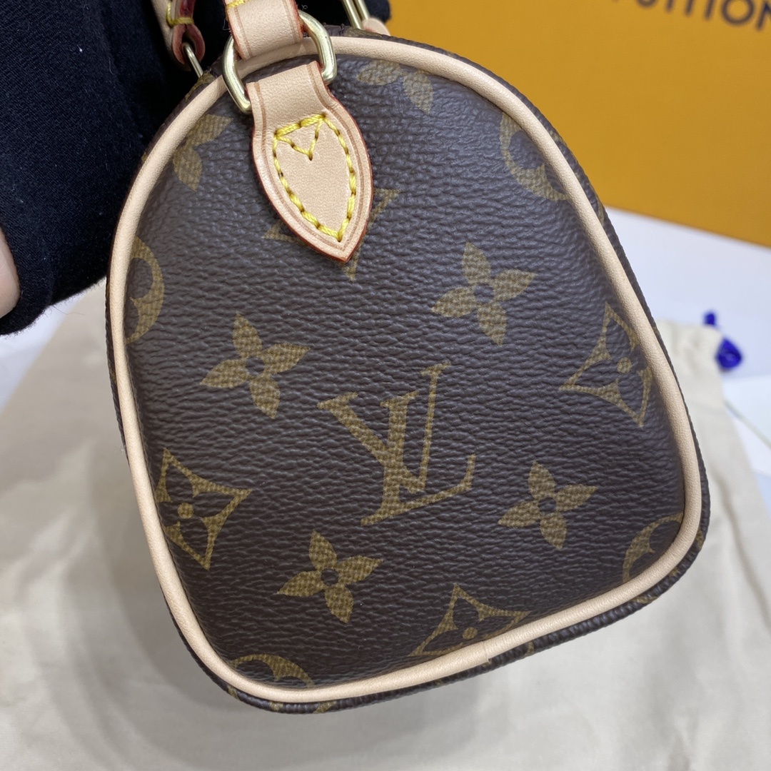 顶级原单老花NANOTURENNE手袋以经典的Monogram帆布制成的NanoTurenne手袋散发极