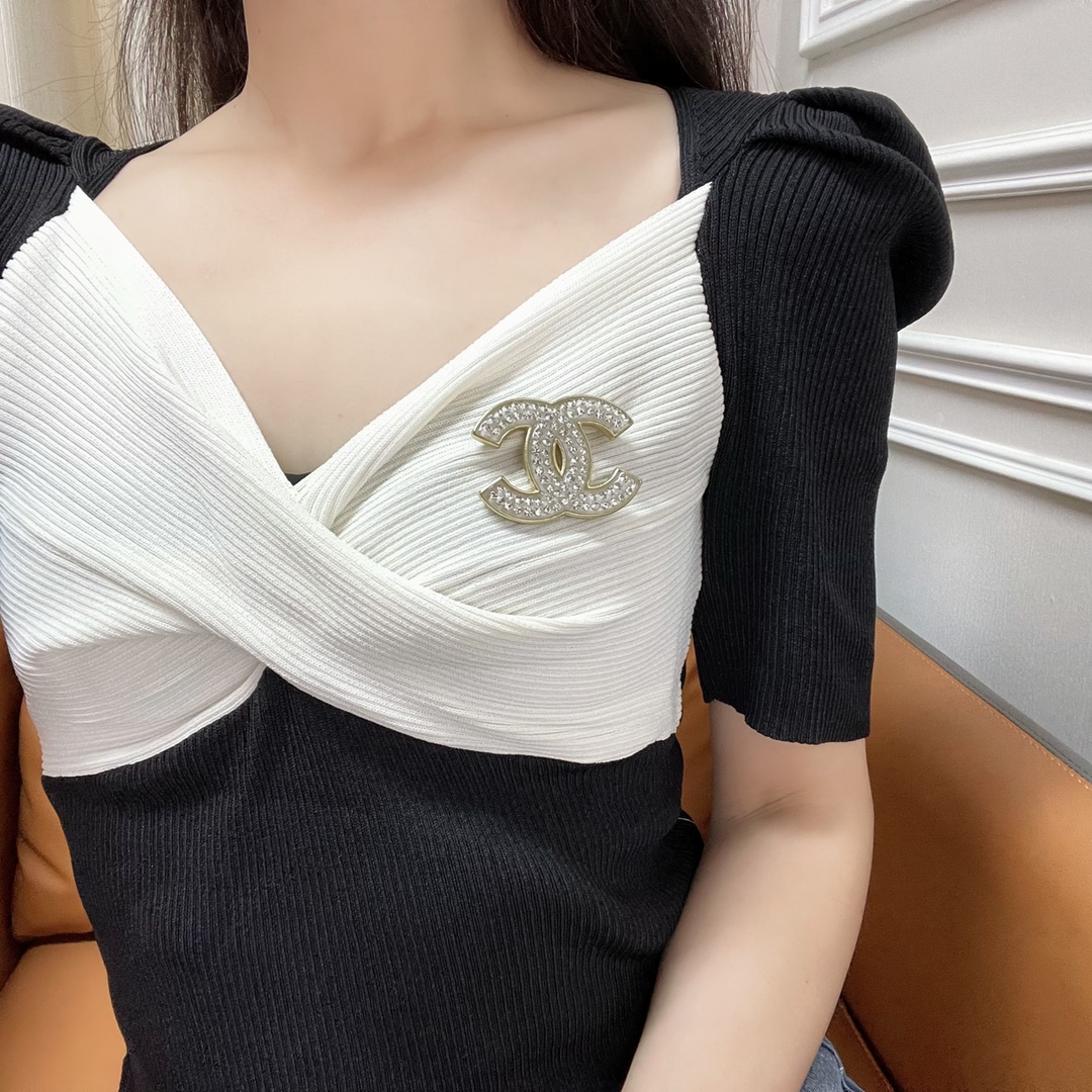 新款☑️CHANEL香奈儿双c满钻胸针