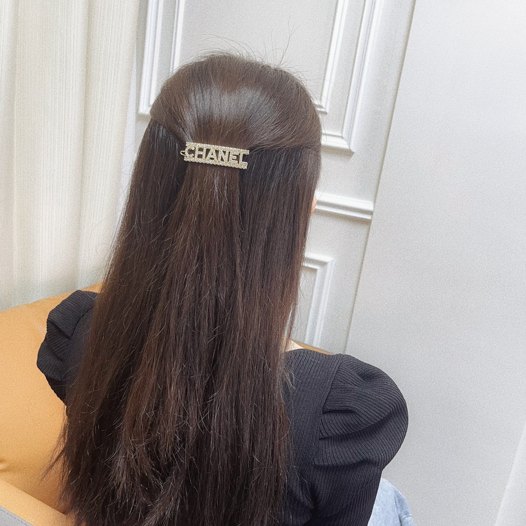 新款☑️CHANEL香奈儿满钻字母发夹发卡