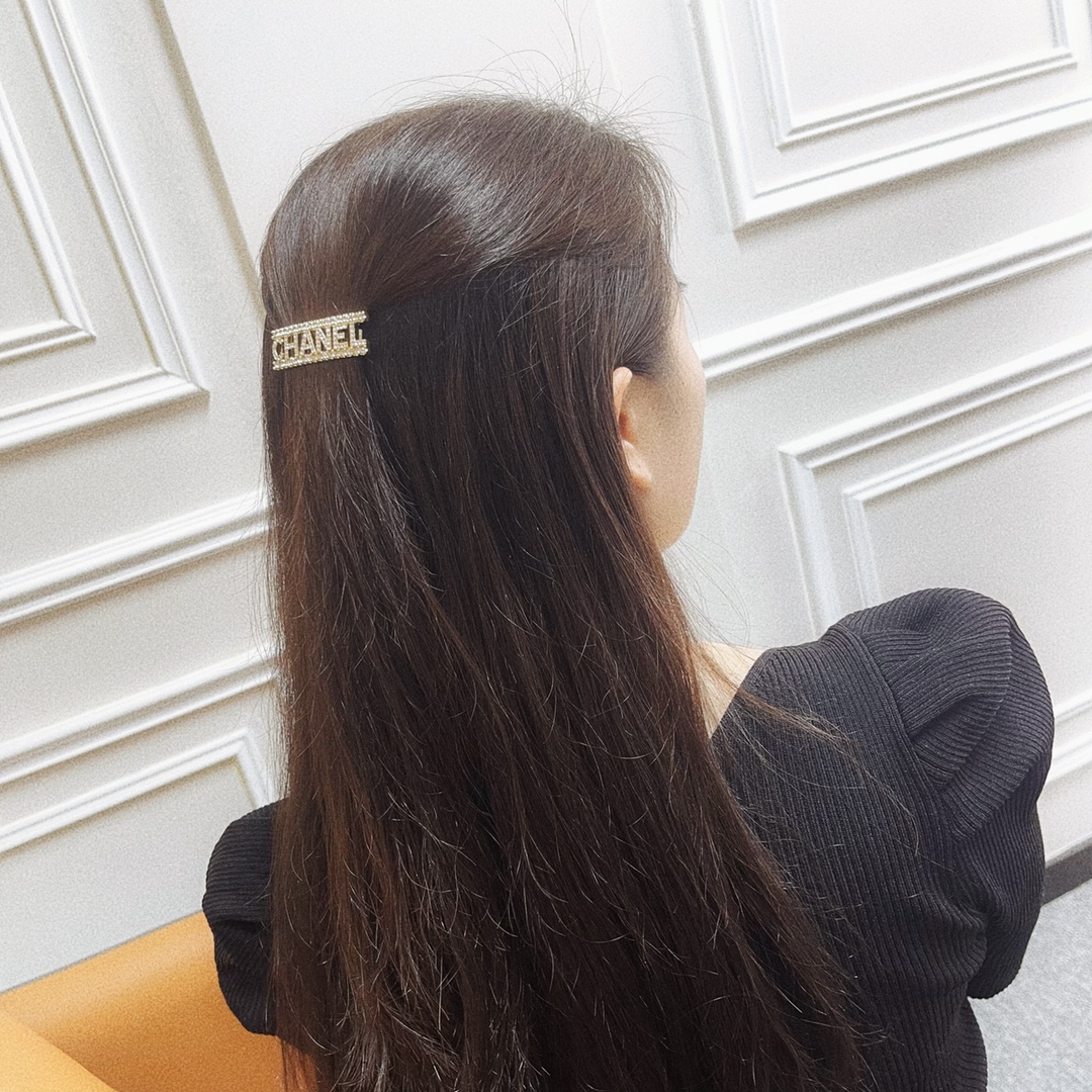 新款☑️CHANEL香奈儿满钻字母发夹发卡