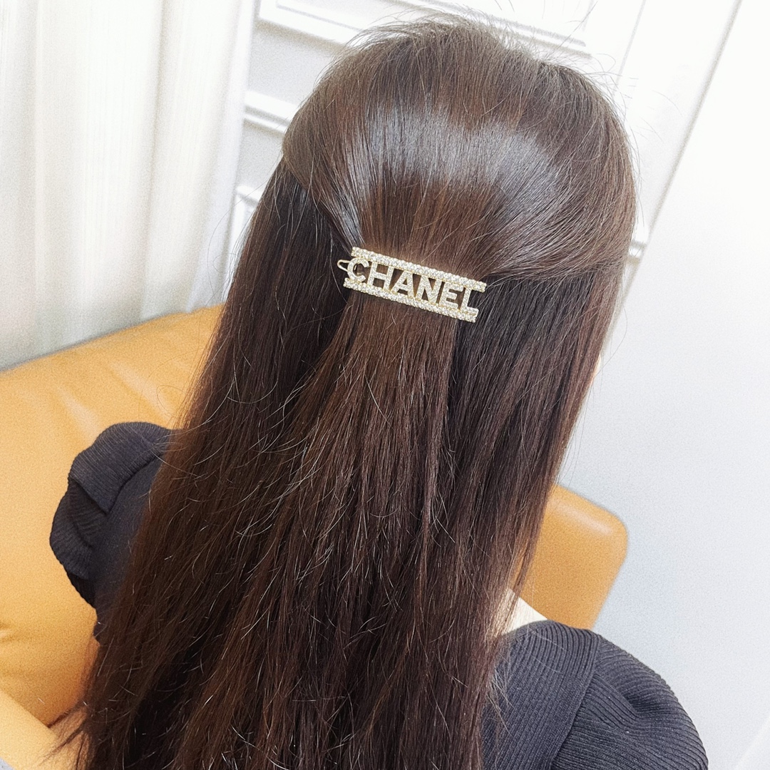 新款☑️CHANEL香奈儿满钻字母发夹发卡