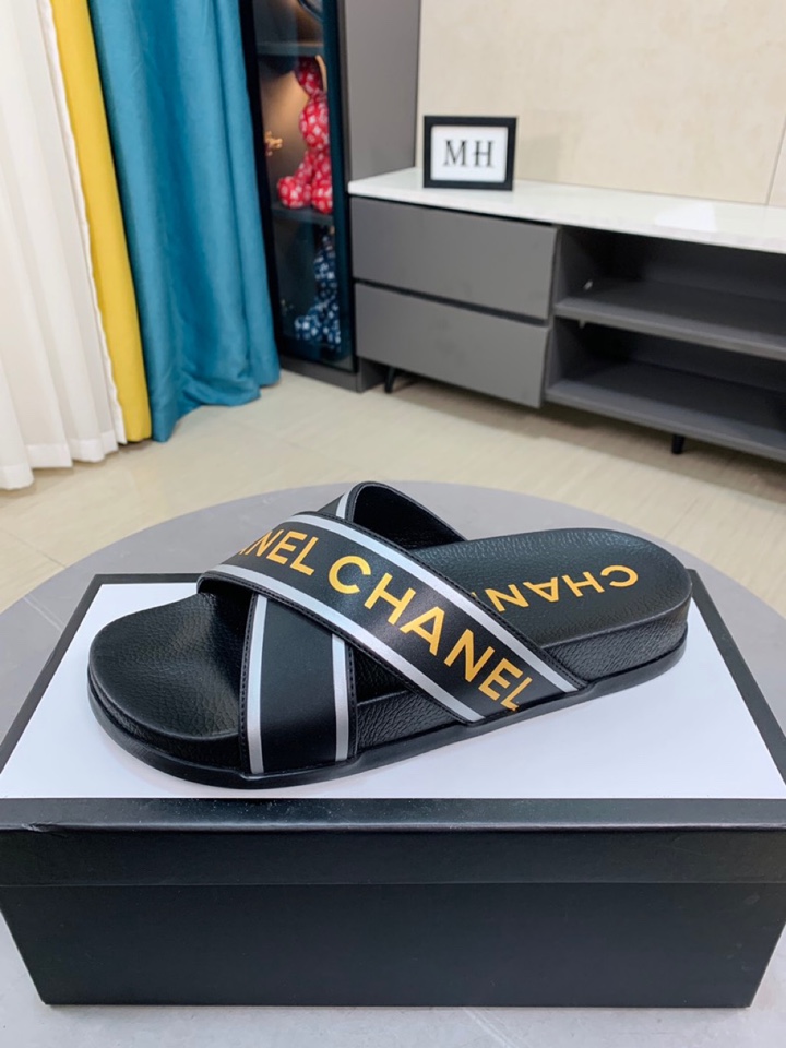 I0  香奈儿 Chanel 新品男士拖鞋，高端精品，鞋面精致压花logo装饰，精细做工，鞋底超软，休闲宽松舒适型，夏季必入哦\