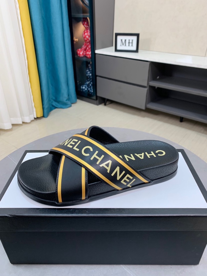 I0  香奈儿 Chanel 新品男士拖鞋，高端精品，鞋面精致压花logo装饰，精细做工，鞋底超软，休闲宽松舒适型，夏季必入哦\