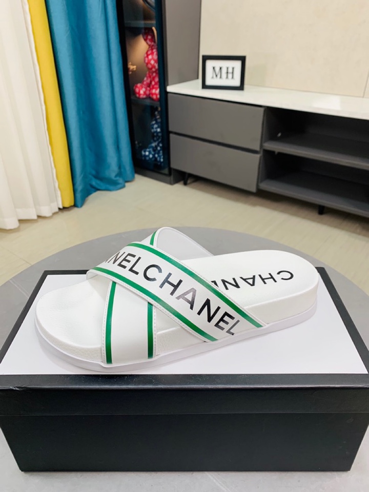 I0  香奈儿 Chanel 新品男士拖鞋，高端精品，鞋面精致压花logo装饰，精细做工，鞋底超软，休闲宽松舒适型，夏季必入哦\