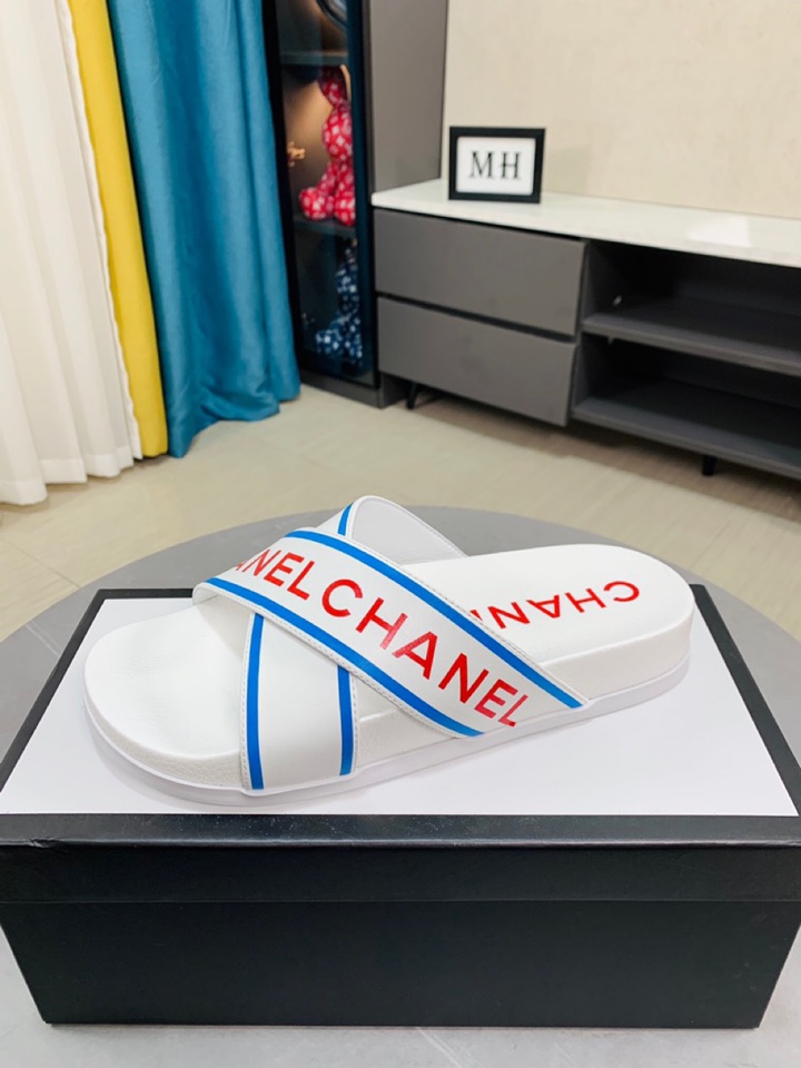 I0  香奈儿 Chanel 新品男士拖鞋，高端精品，鞋面精致压花logo装饰，精细做工，鞋底超软，休闲宽松舒适型，夏季必入哦\