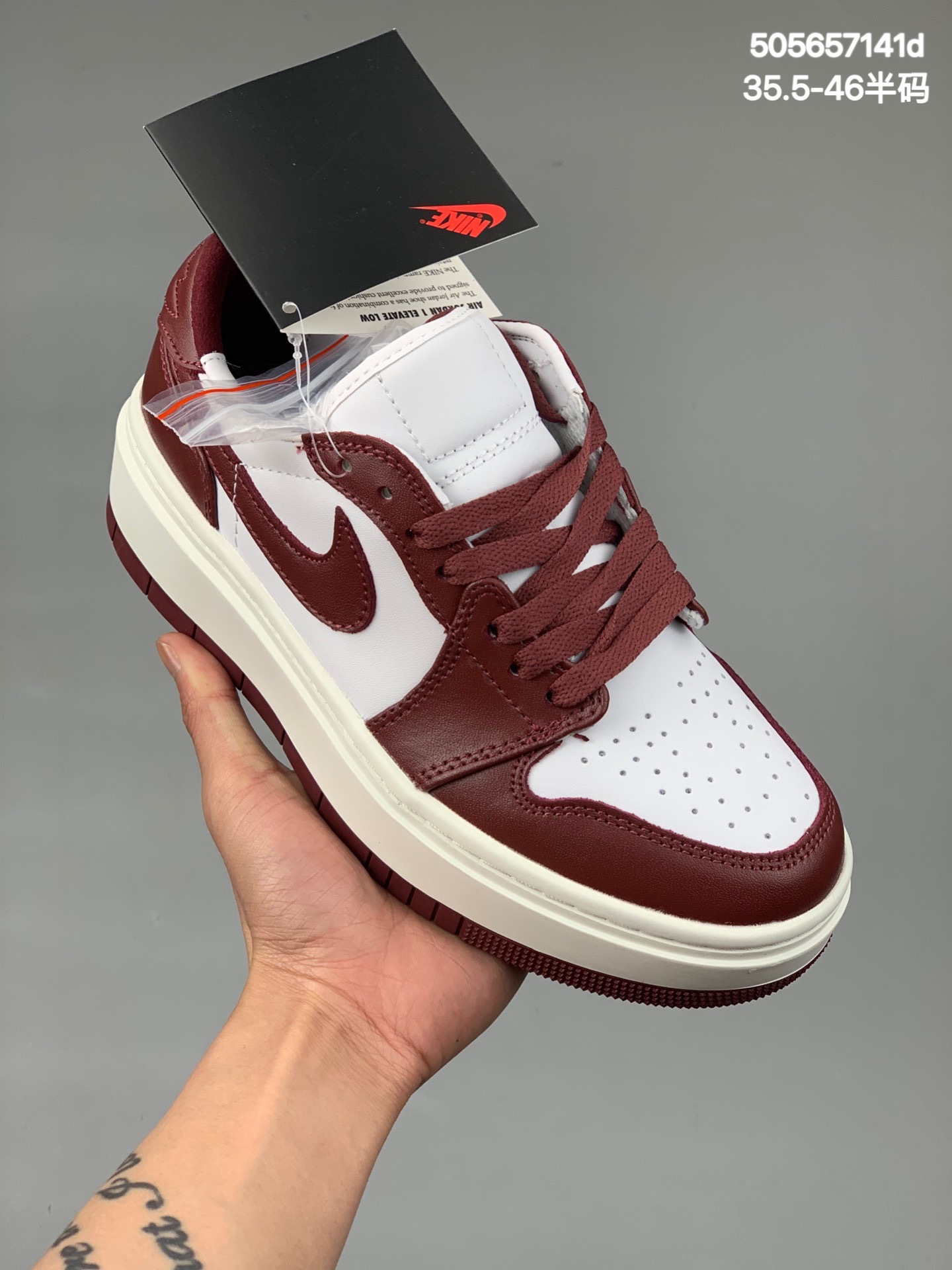 
头层 Air Jordan 1 Elevate Low University Blue 北卡蓝 鞋身选用蓝白色皮革拼接搭配，白色加厚中底搭配北卡蓝色外底，令鞋身整体层次感分明。另外，此番鞋垫材质依旧选用软木塞材质进行呈现，细节方面，鞋垫上出现 Michael Jordan 的图案，致敬伟大瞬间。后跟内衬辅以绒面材质，提升整双鞋的舒适性。货号：DQ3698-141 尺码： 35.5-46   带半码
编码：505657141d