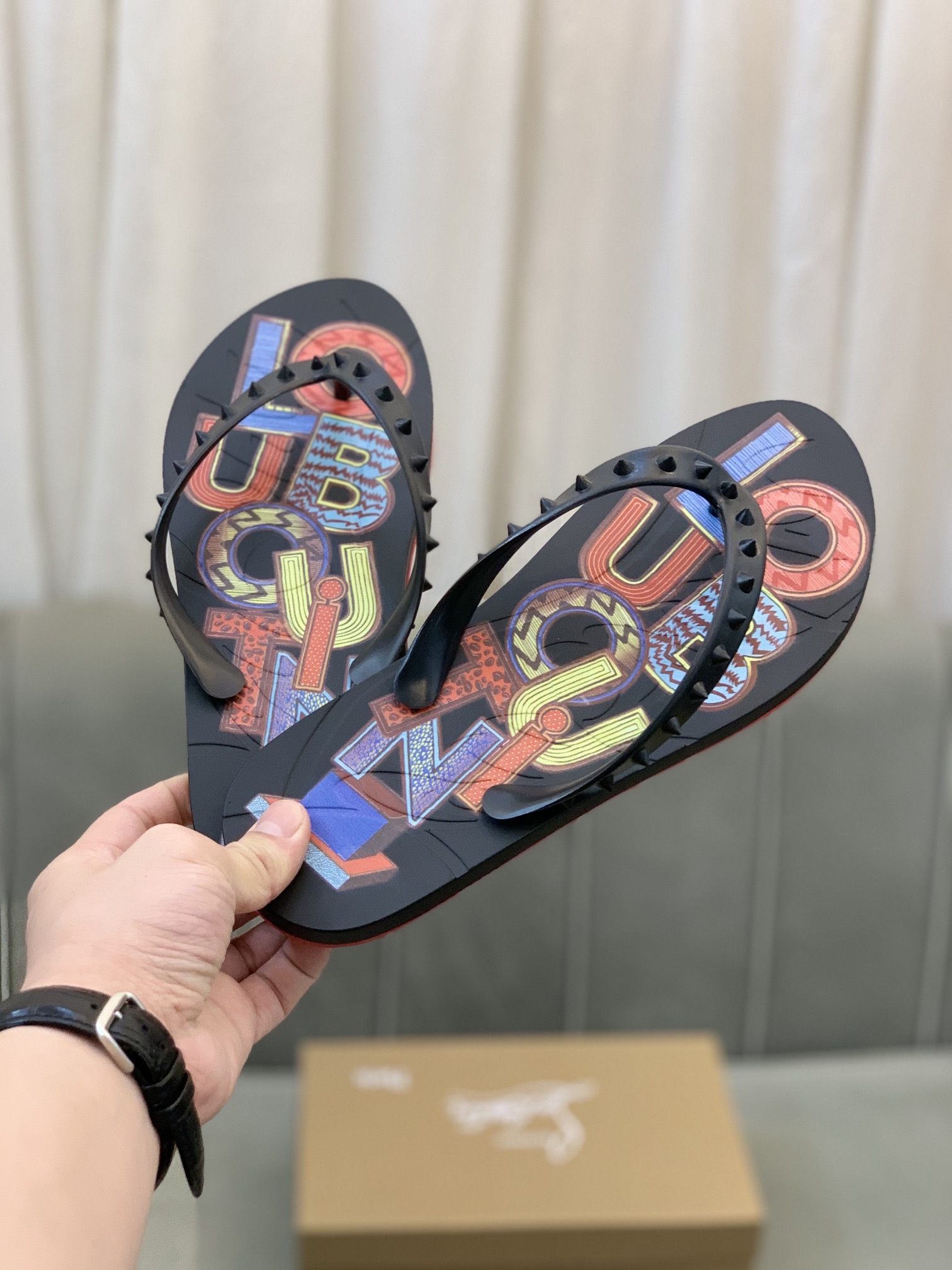 Precio de venta: P100 Marca del producto: CL Red Bottom Shoes* "CL*" flip-flops Talla normal: 35-44 