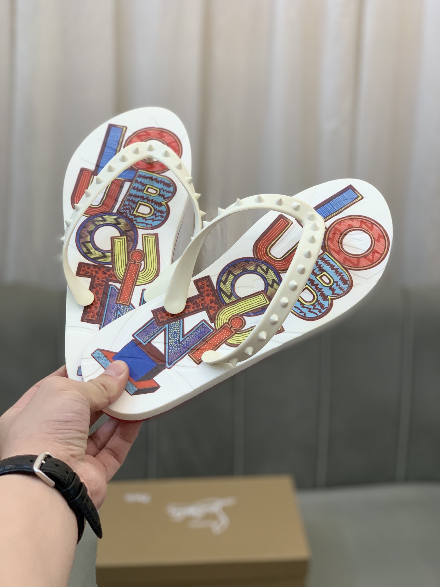 Precio de venta: P100 Marca del producto: CL Red Bottom Shoes* "CL*" flip-flops Talla normal: 35-44 
