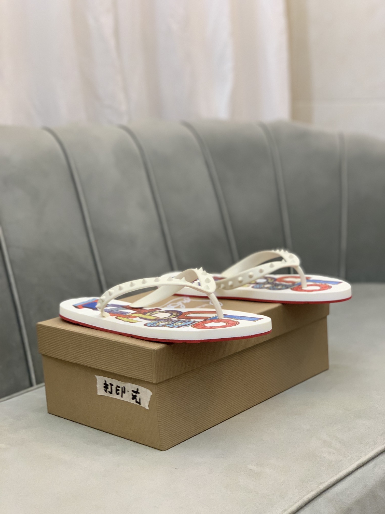Precio de venta: P100 Marca del producto: CL Red Bottom Shoes* "CL*" flip-flops Talla normal: 35-44 