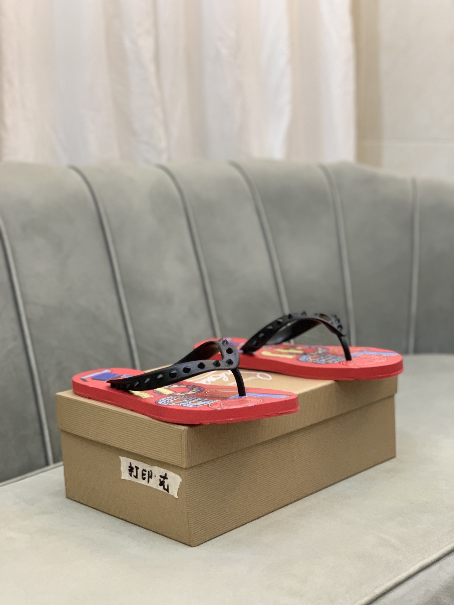 Precio de venta: P100 Marca del producto: CL Red Bottom Shoes* "CL*" flip-flops Talla normal: 35-44 