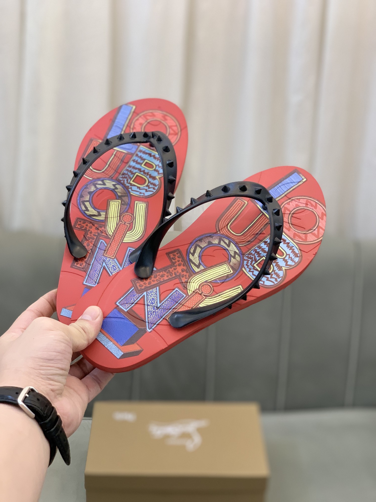 Precio de venta: P100 Marca del producto: CL Red Bottom Shoes* "CL*" flip-flops Talla normal: 35-44 