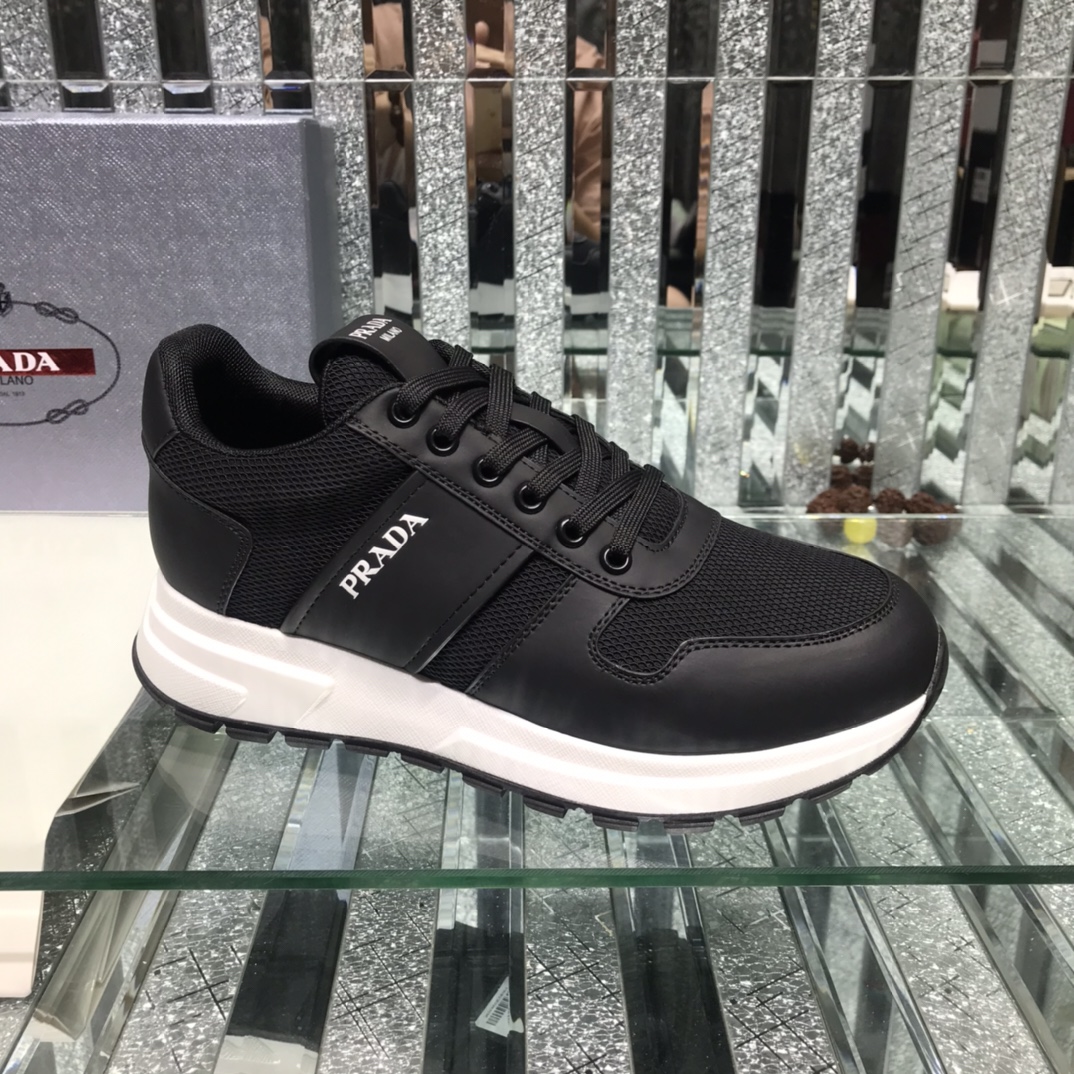 L5 Prada 普拉达 ；顶级代购男士最新专柜同步发售,纺织品牌注塑标识;凸显高端·贵气·档次做工考究,鞋底：原厂特供原版底,独家双层活动成型底超级舒适,实物拍摄实物更赞「高品质·跟单货」可随意进出专柜,码数38-45欢迎砸单