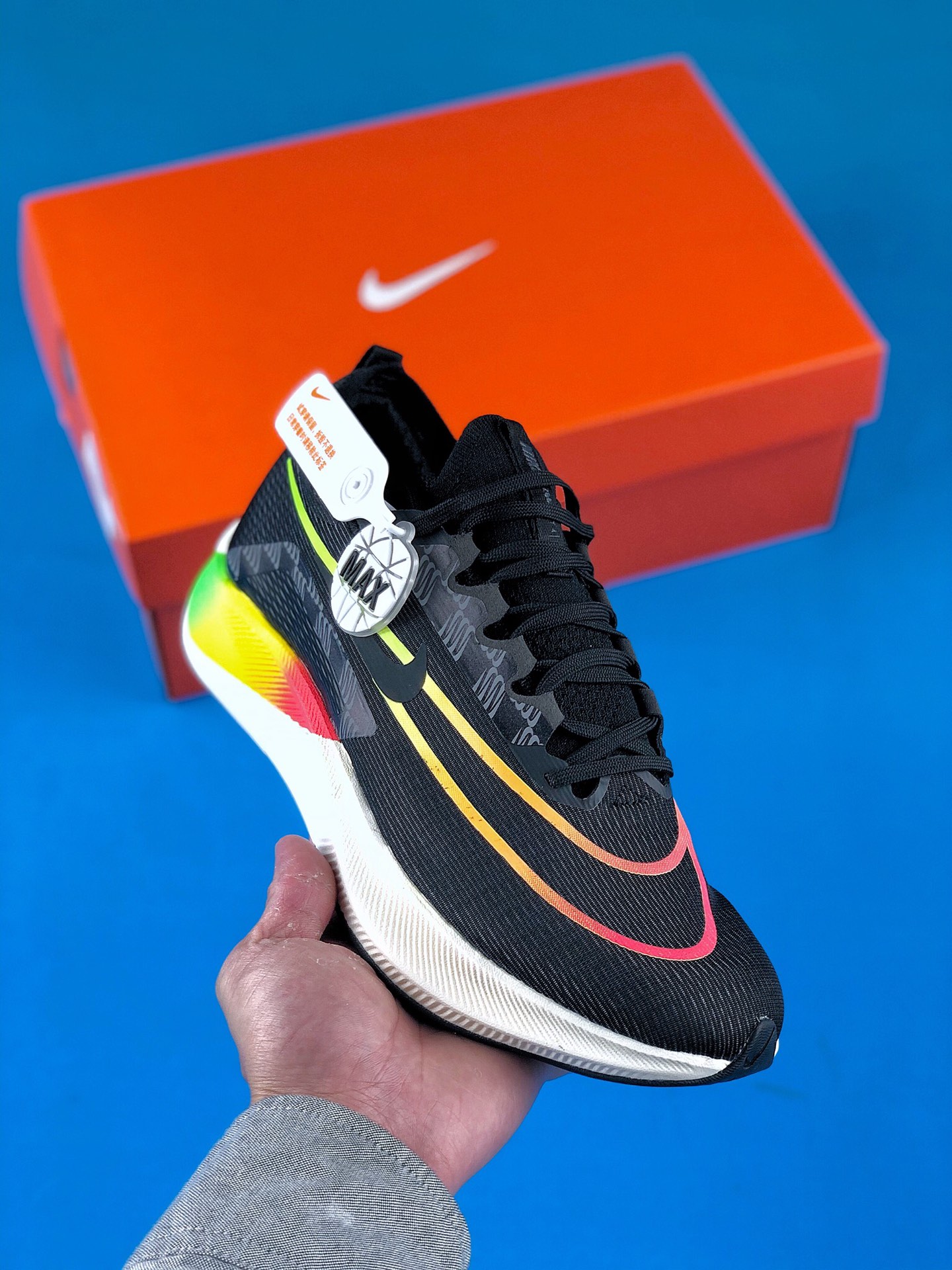 本地自取 终端放店
Nk Zoom Fly 4 耐克男子超弹碳板跑步鞋。鞋款搭载 Flyknit 材料 打造出众弹性 易于穿脱。采用React技术 轻盈耐穿泡绵打造,铸就出众回弹的顺畅迈步体验。结合内置碳纤维板,塑就柔韧灵活的迈步体验。
货号：CT2392-100
尺码：39-45半码·