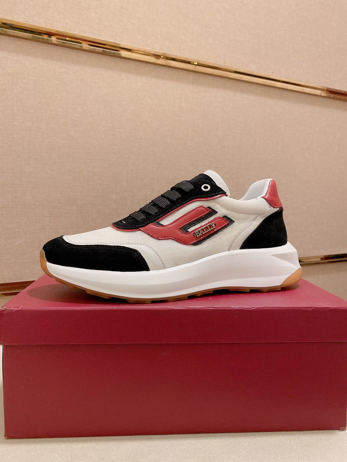 J0 BALLY 巴利官网 鞋面: 进口头层牛皮 内里:进口羊皮内里，。独家原版复刻，原版大底开模 高端定制专柜复刻经得起时间的验证 欢迎对比质量