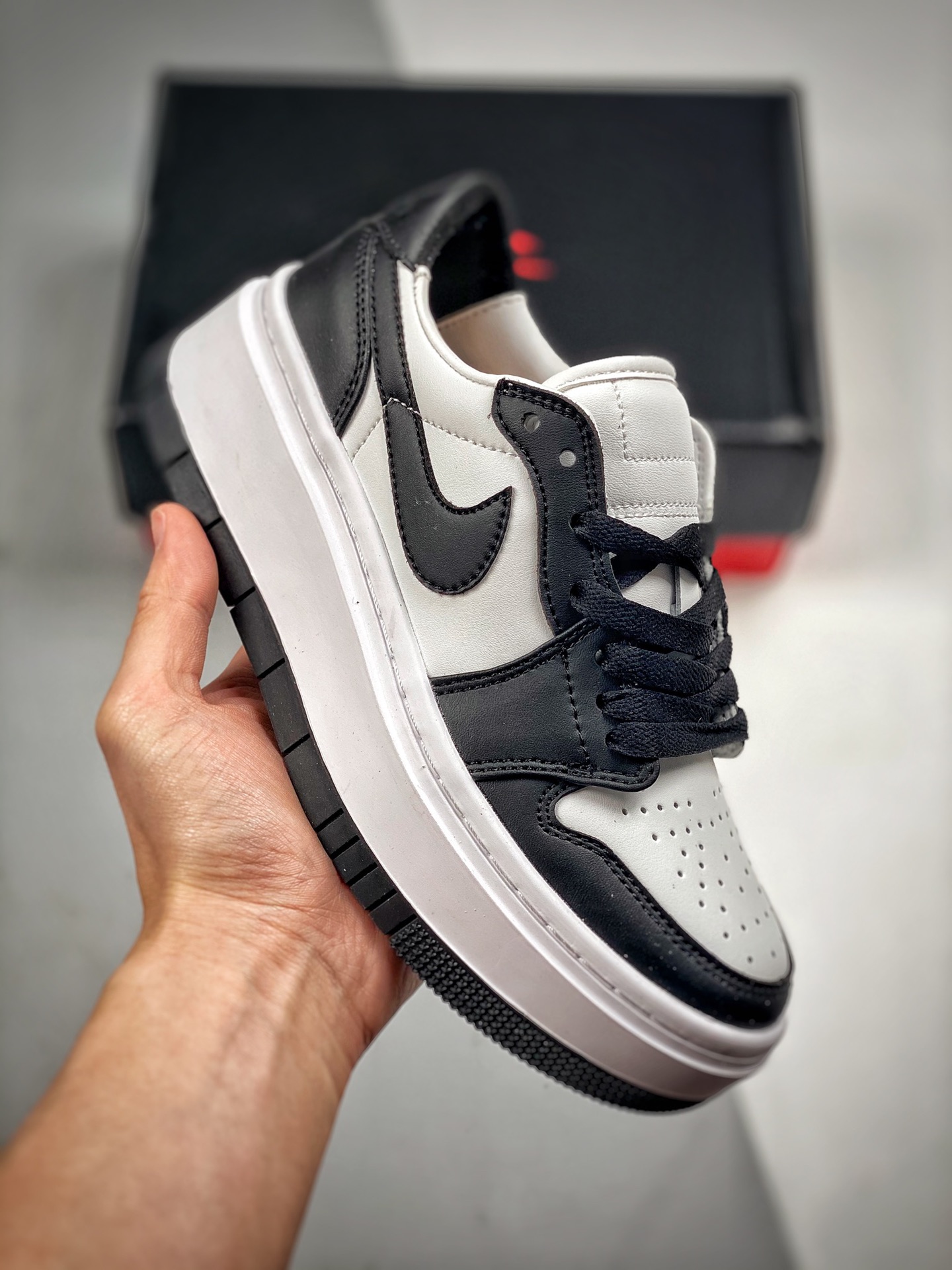 -2 Air Jordan 1 LV8D Elevated "Bred" Air Jordan 1 LV8D Elevated, el color general es principalmente blanco y azul clási…
