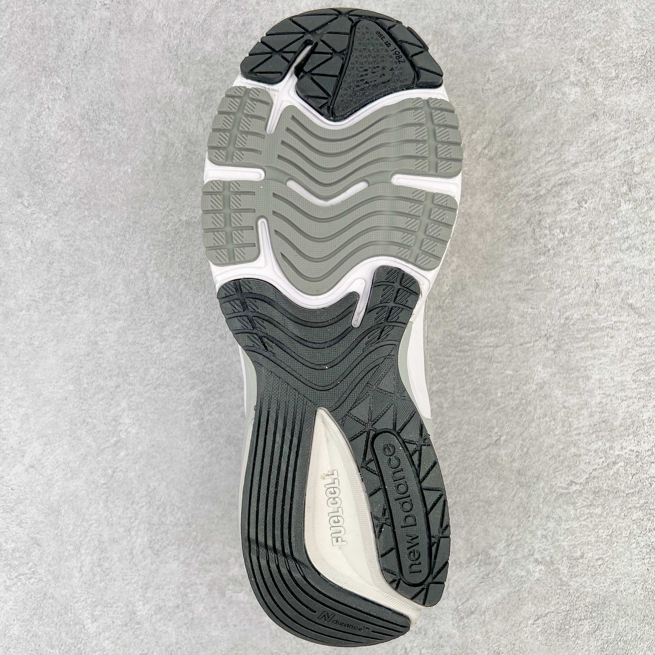 图片[9]-＃K版纯原 New Balance M990GL6 新百伦NB990V6 灰色 第六代总统复古慢跑鞋 这是一双极具现代感设计的复古跑鞋 990v6 鞋面大部分面积依旧采用麂皮和织物材质覆盖 从各种细节上看也还是有点 990v5 的影子 但相比 990v5 990v6 鞋面各种材质的拼接会更加复杂 这次 990v6 最大的改变相信大家应该也发现了 就是看上去貌似比 990v4 和 990v5 两代鞋款加起来还要厚的鞋底 其实这是 New Balance 首次采用的三重缓震组合鞋底 除了之前就有的 ABZORB 缓震科技和 ENCAP 中底 这次新加入了 FuelCell 缓震科技 看来舒适度和增高度 都要更上一层楼呀 990v6 的侧标 Logo 设计少见地没有印在绒面皮革上 而是置于网眼面料以及横跨鞋身的皮革织带之上 同时鞋舌上的标签设计并没有延用此前 990v4 和 990v5 采用的样式设计 而是采用了一种新的类似于三角徽章的设计 所以对于鞋款上的更新变化 既有延续经典的设计 也有创新性的改变 尺码：36 37 37.5 38 38.5 39 40 40.5 41.5 42 42.5 43 44 44.5 45-选品中心