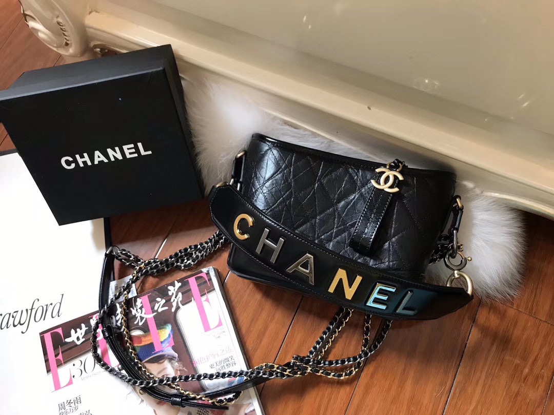 NO:208874,Spot The latest version of the counter is Wandering Flat Letter Wrist Bag Small Chane* Gabrielle Wandering Bag Customized cowhide, the feel is not ordinary, the feel is very good, the soft and delicate, perfect. The sacred level The bottom is cowhide, the gold buckle, the fiber compartment inner leather, the leather-wrapped chain It has a wrist strap that can be carried by hand, and the back is instantly changed to cool girl Model AS0865 size 20cm, Chanel, chanel, chanel, cowhide19860909现货 专柜最新版本流浪平面字母手腕包 小号 Chane* Gabrielle 流浪包 定制牛皮、手感不是一般的好、肉感十足 软嫩细腻 堪称完美 神圣级别 底部采用的是牛皮 金扣 纤维隔层内里 皮裹链条 它有一条可以手拎的手腕带 背上秒变cool girl 型号 AS0865尺寸 20cm,香奈儿,chanel,chanel,cowhide,Bag