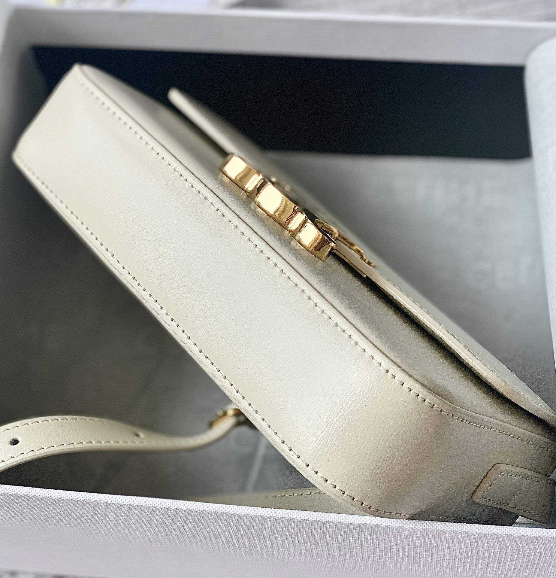 CELINE赛琳凯旋门全皮系列小牛皮肩背包194143