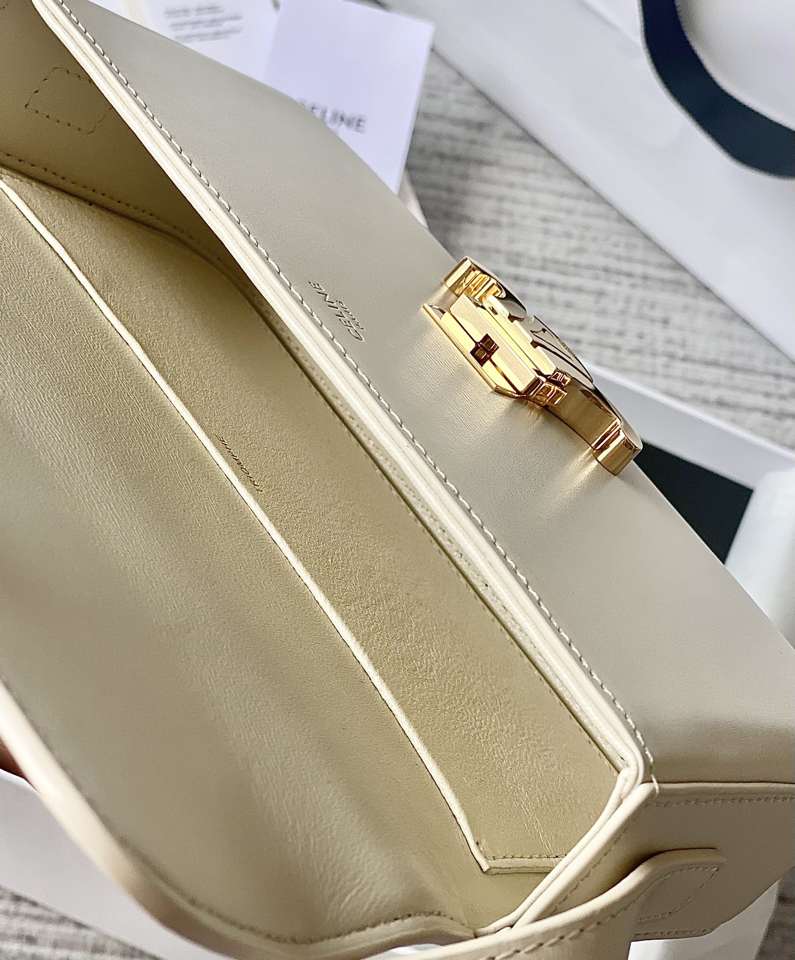 CELINE赛琳凯旋门全皮系列小牛皮肩背包194143