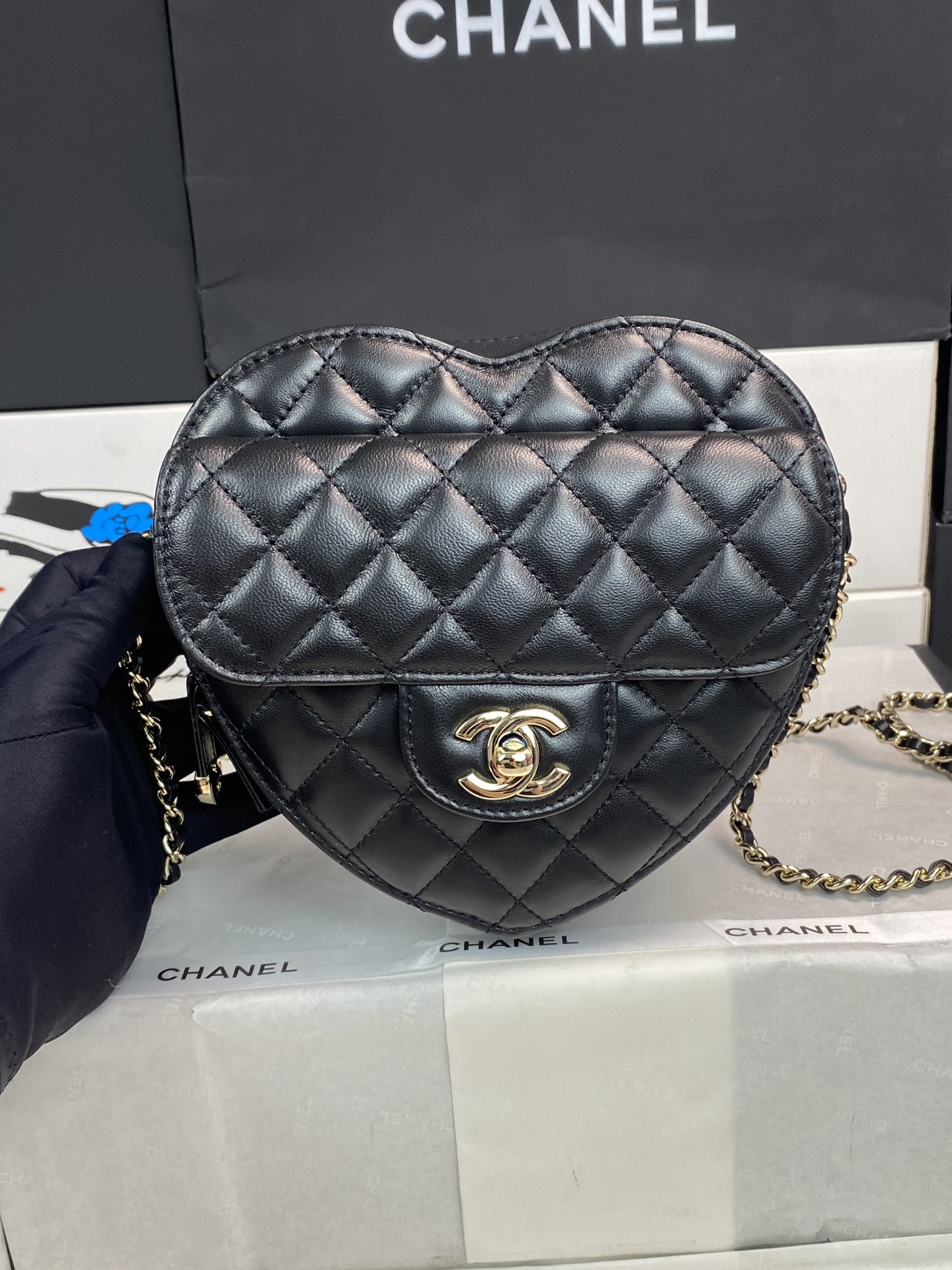 Chanel Heart Bag Lambskin Black, Gold-Tone Metal 2 i1651811744 1556 0