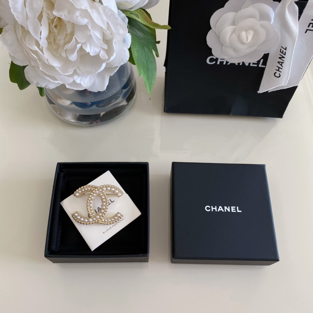 NO:635780,88200, [Produced by us] ZP, large quantity, please contact customer service [Fragrant Pearl Brooch] Invincible heavy-duty brooch, new double C brooch, with Swarovski millet beads on the top, hand-made undulating texture of the hardware on the back, hand-painted brushed texture, it seems simple, but it is not easy!  The upper body is retro, exquisite and versatile!  A beautiful brooch can add a lot of points to your outfit, swarovski, brooch, breastpin, Cardia high-end jewelry1986090988200,【我们出品】ZP ,量大咨询客Fu【香珍珠胸针】无敌重磅重工的brooch,新款双C胸针,上边颗颗施华洛世奇小米珠,背面五金手工敲打凹凸起伏质感,手绘拉丝纹路,看似简单,实则不容易啊！上身复古精致又百搭！一个美美的brooch能为你的着装加分不少,,swarovski,brooch，breastpin,卡迪亚高端饰品,Jewelry