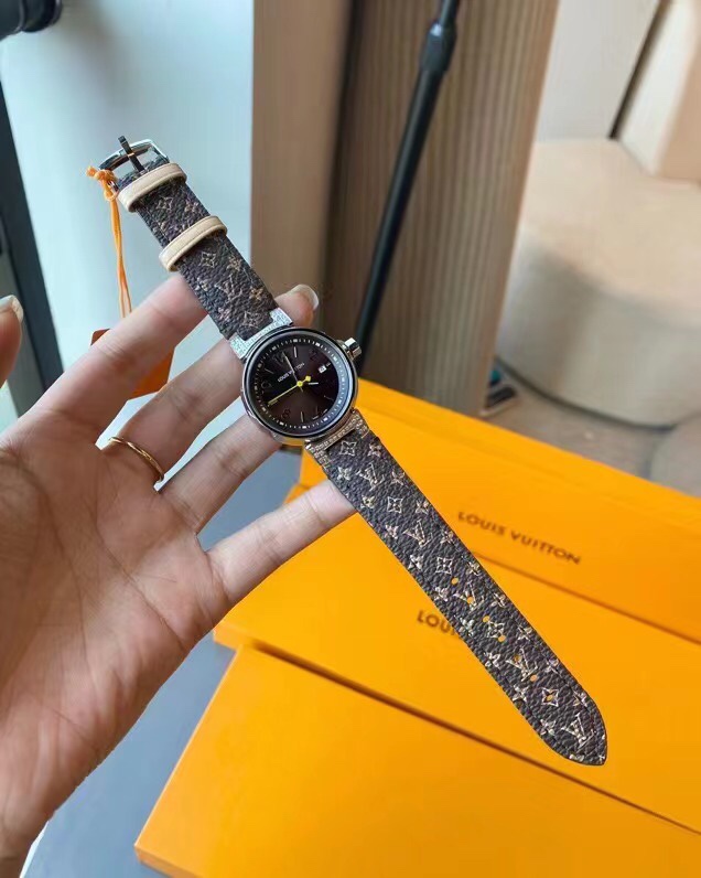 La longitud total del reloj LV es de 21 cm. El grosor de la esfera es de 10,8 mm. El ancho de la esfera es de…