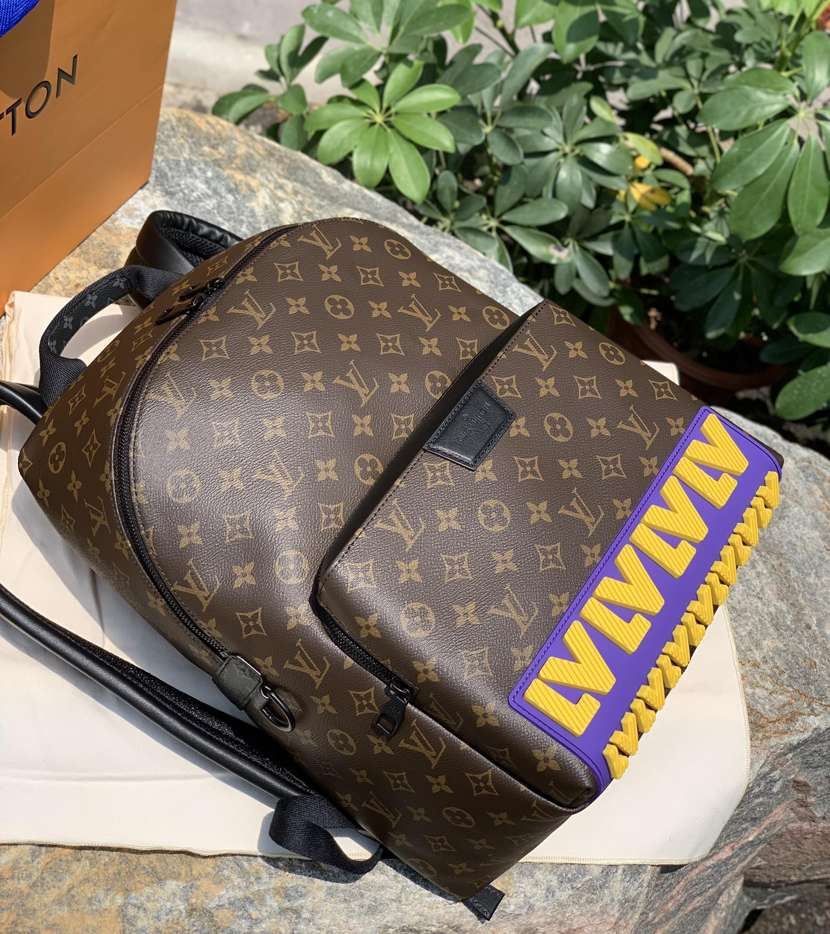 🌼 m57965尺寸37 x 40 x 20 cm 限量版乳胶字母Discovery双肩包，因为是限量款