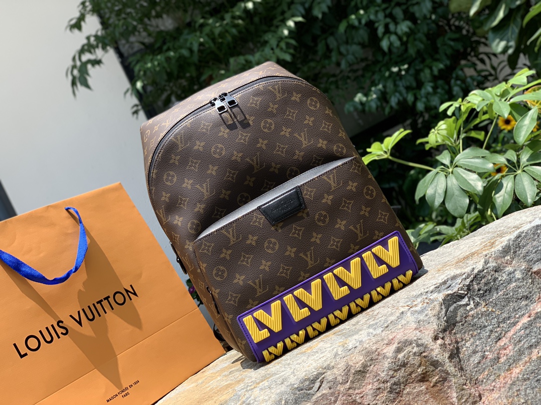 🌼 m57965尺寸37 x 40 x 20 cm 限量版乳胶字母Discovery双肩包，因为是限量款