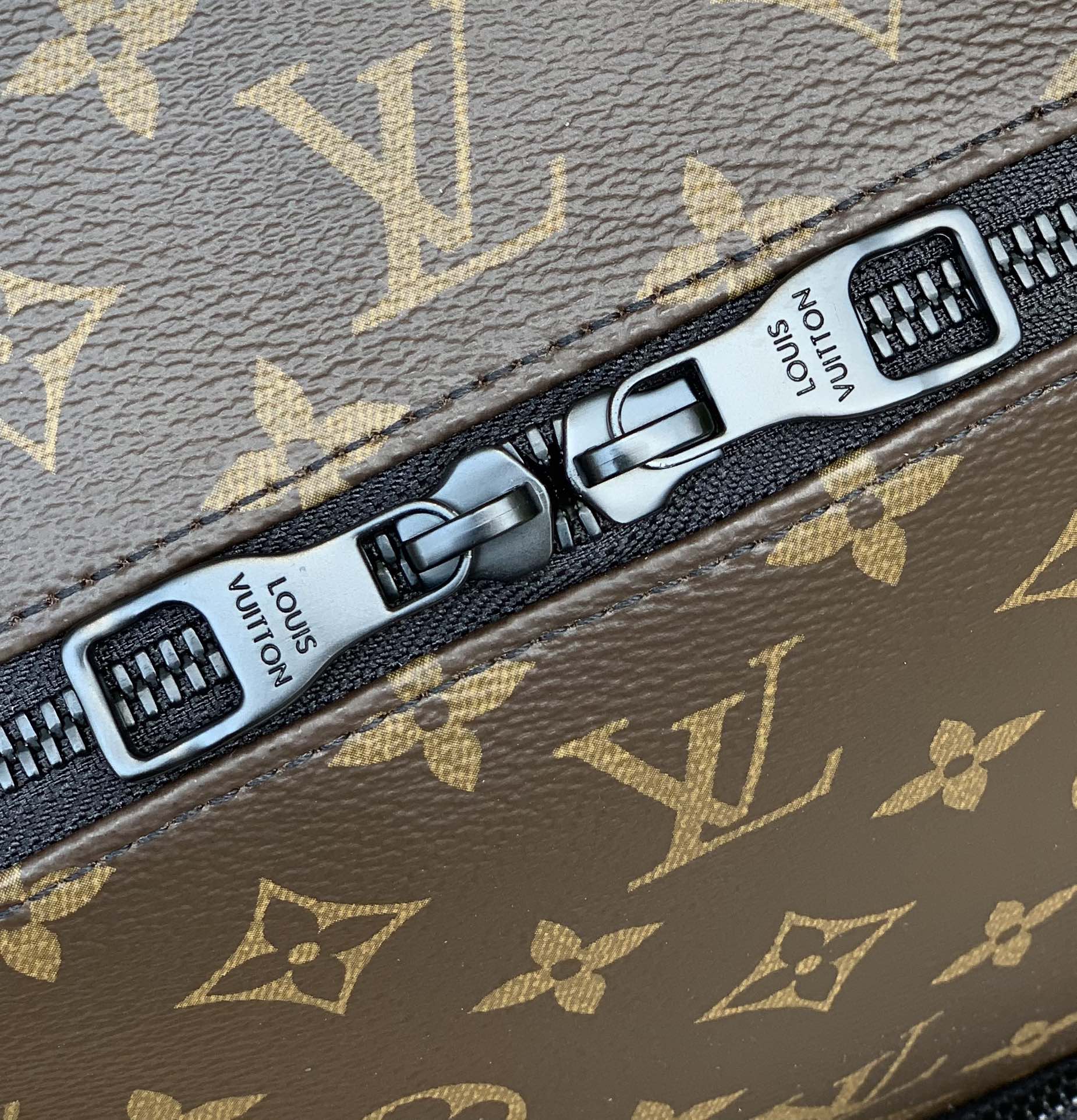 🌼 m57965尺寸37 x 40 x 20 cm 限量版乳胶字母Discovery双肩包，因为是限量款