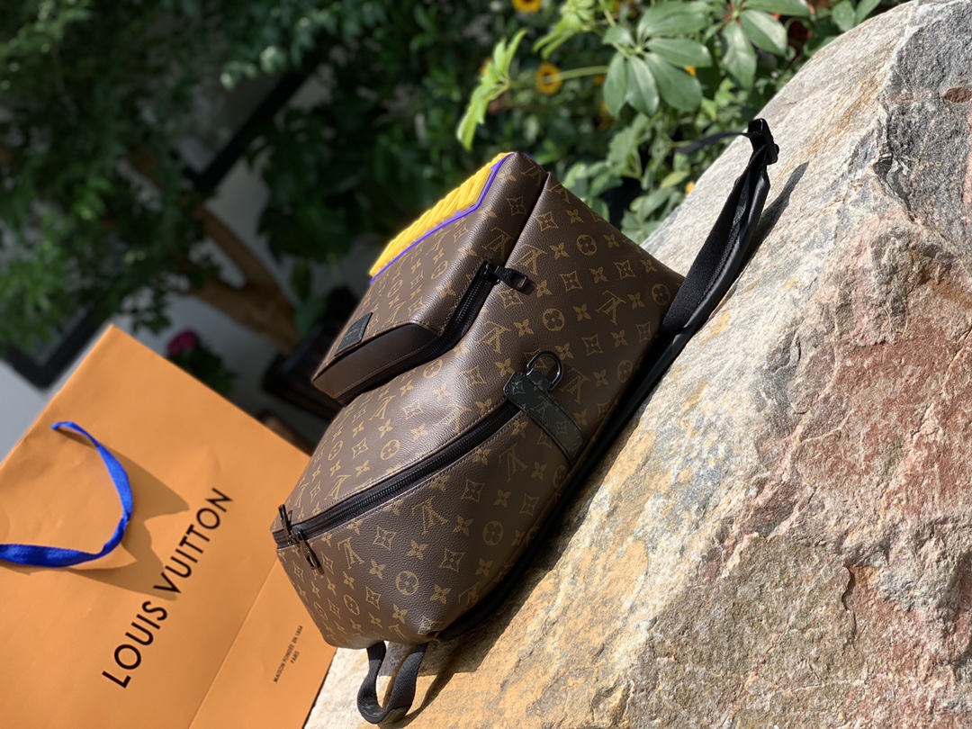 🌼 m57965尺寸37 x 40 x 20 cm 限量版乳胶字母Discovery双肩包，因为是限量款