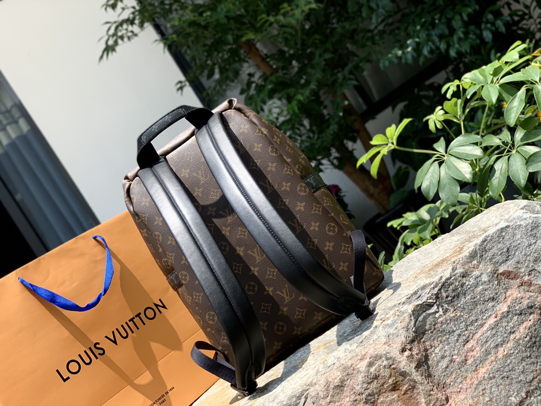 🌼 m57965尺寸37 x 40 x 20 cm 限量版乳胶字母Discovery双肩包，因为是限量款