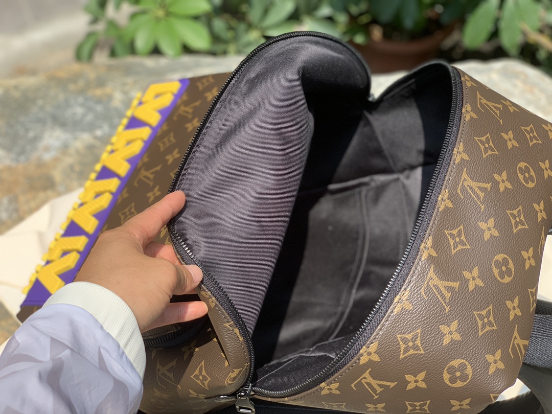 🌼 m57965尺寸37 x 40 x 20 cm 限量版乳胶字母Discovery双肩包，因为是限量款