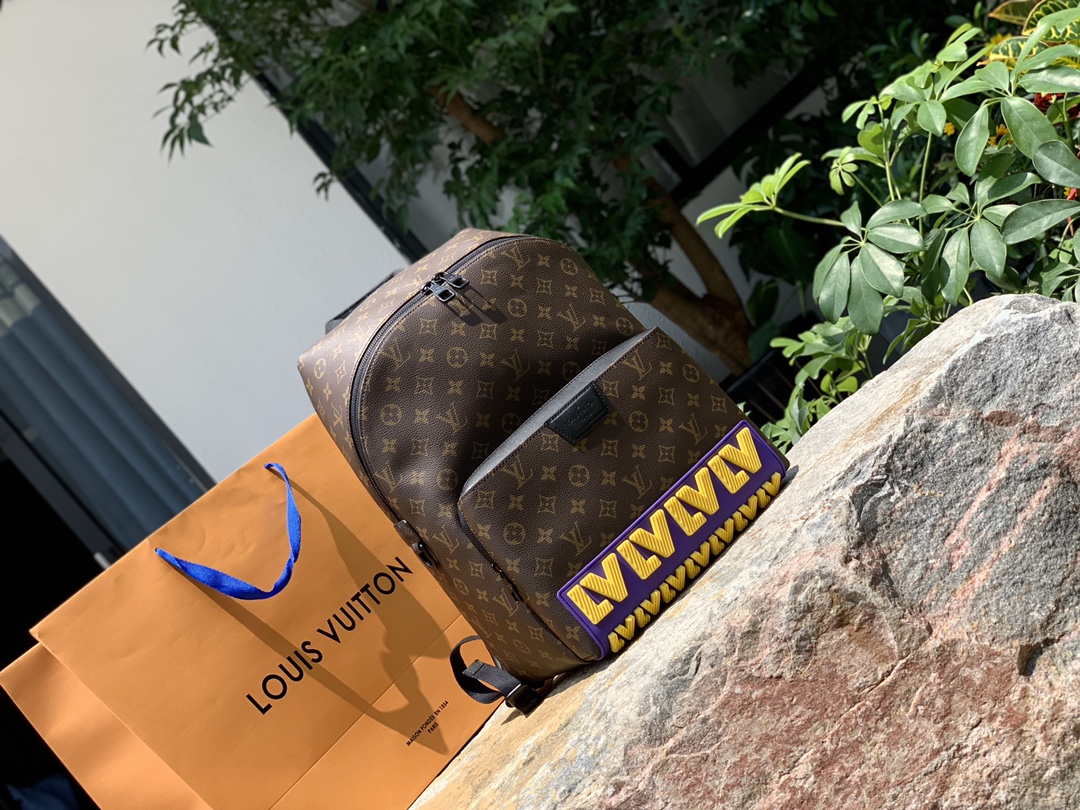 🌼 m57965尺寸37 x 40 x 20 cm 限量版乳胶字母Discovery双肩包，因为是限量款