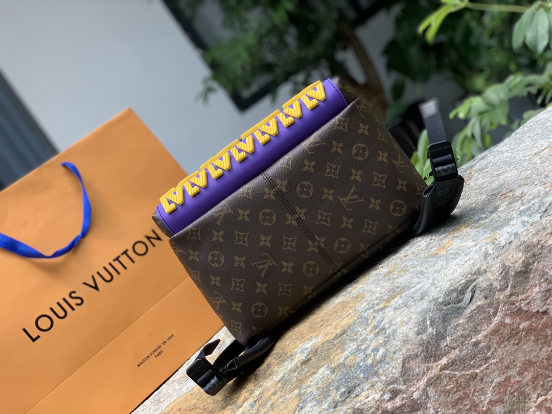 🌼 m57965尺寸37 x 40 x 20 cm 限量版乳胶字母Discovery双肩包，因为是限量款