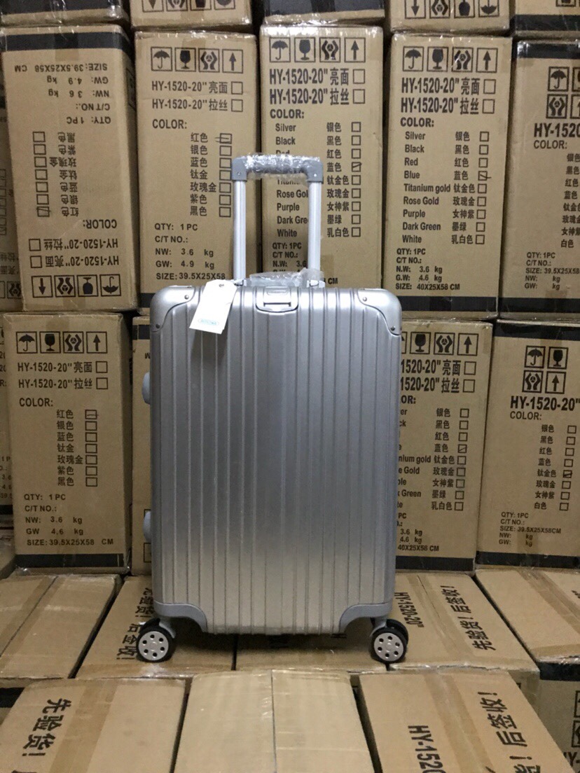 【PC➕铝镁合金】 德国品牌 国际国内各种明星大腕追捧品牌如综艺节目常客❗️听说休闲、商务、典雅、潮流各种风格都有 总有适合您的品味 —— 🔶材质：pc＋铝框＋铝镁合金包角＋飞机轮 🔶颜色：银色 黑色 钛金 玫瑰金 红色 蓝色
