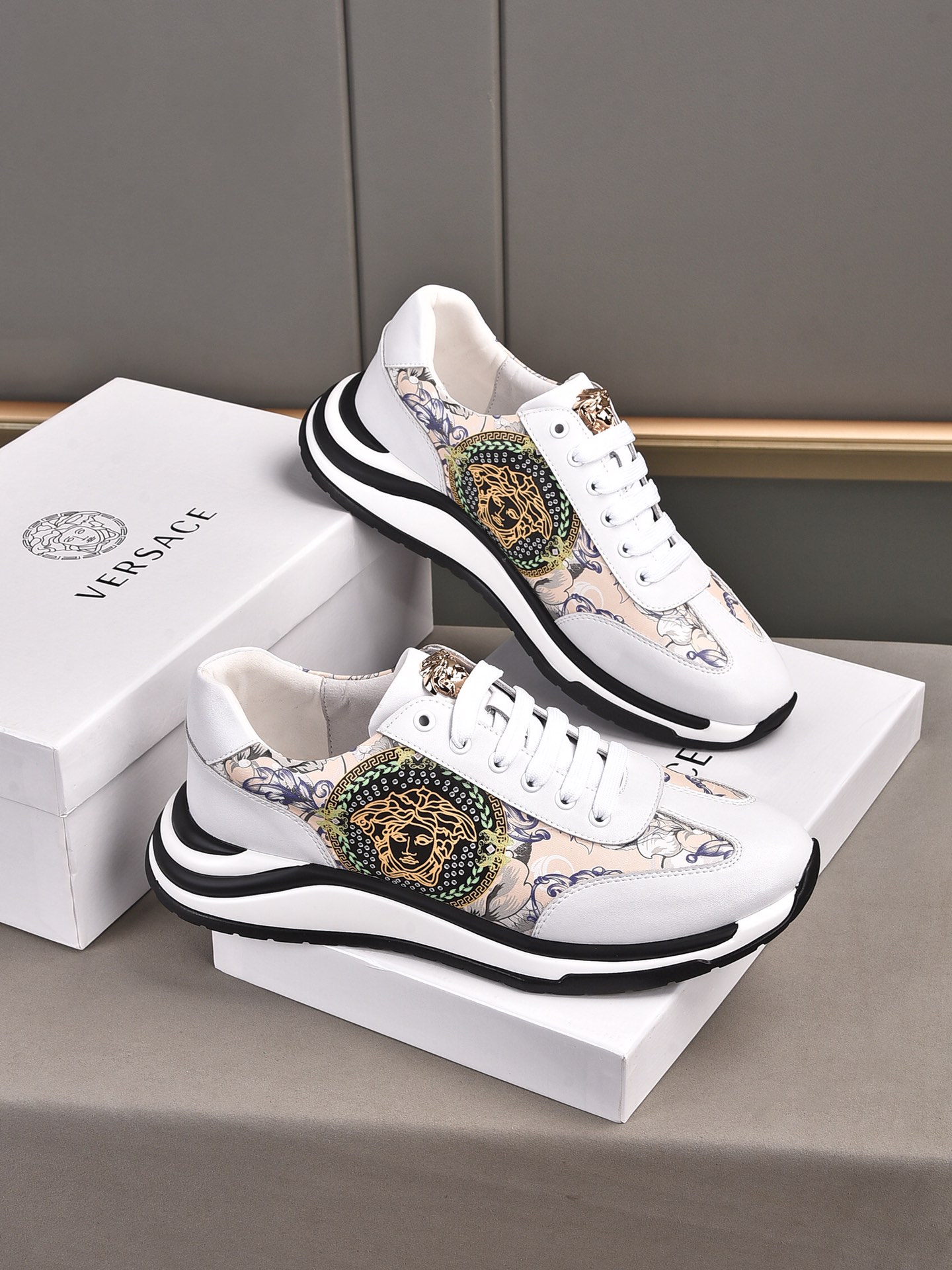 I5  2022 范家主推爆款 😘😘 高档货⌛世界⌚著名奢侈品牌，高端系列运动休闲男鞋，采用进口牛皮➕范思哲专用材质拼接而成➕透气猪里，品牌专用大底，耐磨，轻便，整体设计和谐统一又不缺乏个性 👣🌟✨你值得拥有 颜色：2色可选😍