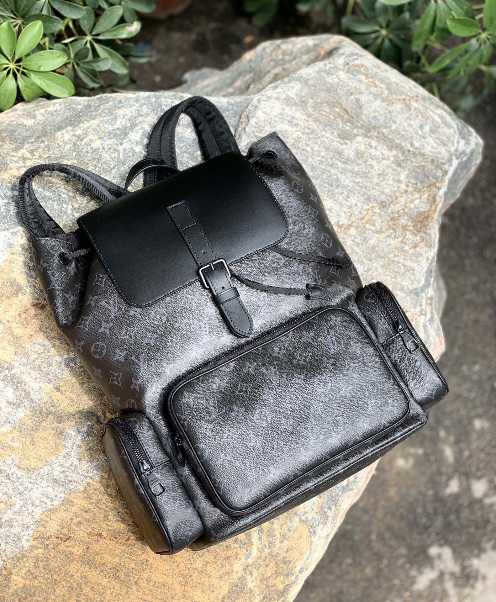 🌼 m45538尺寸38 x 44 x 21 cm 百分百原厂直出！L&V专柜最新款TRIO双肩包，这款