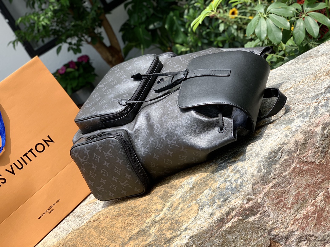 🌼 m45538尺寸38 x 44 x 21 cm 百分百原厂直出！L&V专柜最新款TRIO双肩包，这款