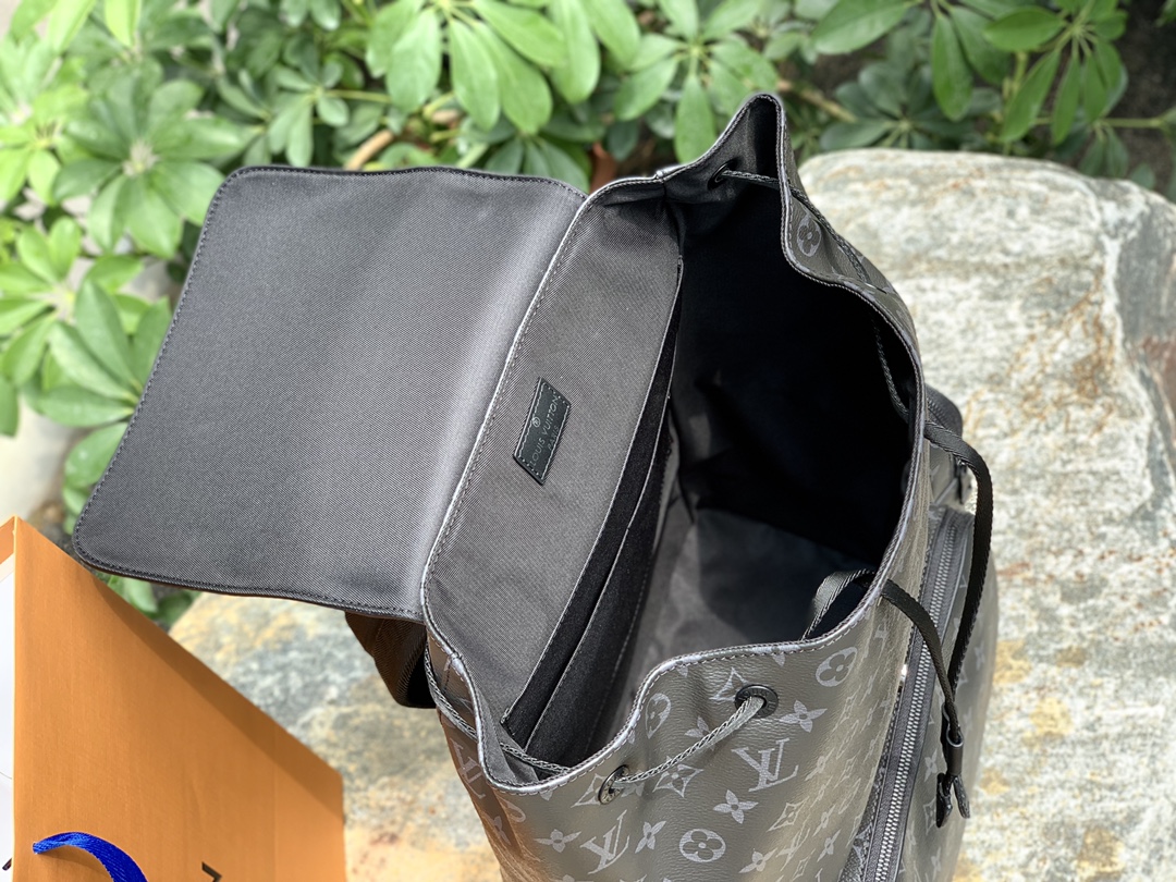 🌼 m45538尺寸38 x 44 x 21 cm 百分百原厂直出！L&V专柜最新款TRIO双肩包，这款