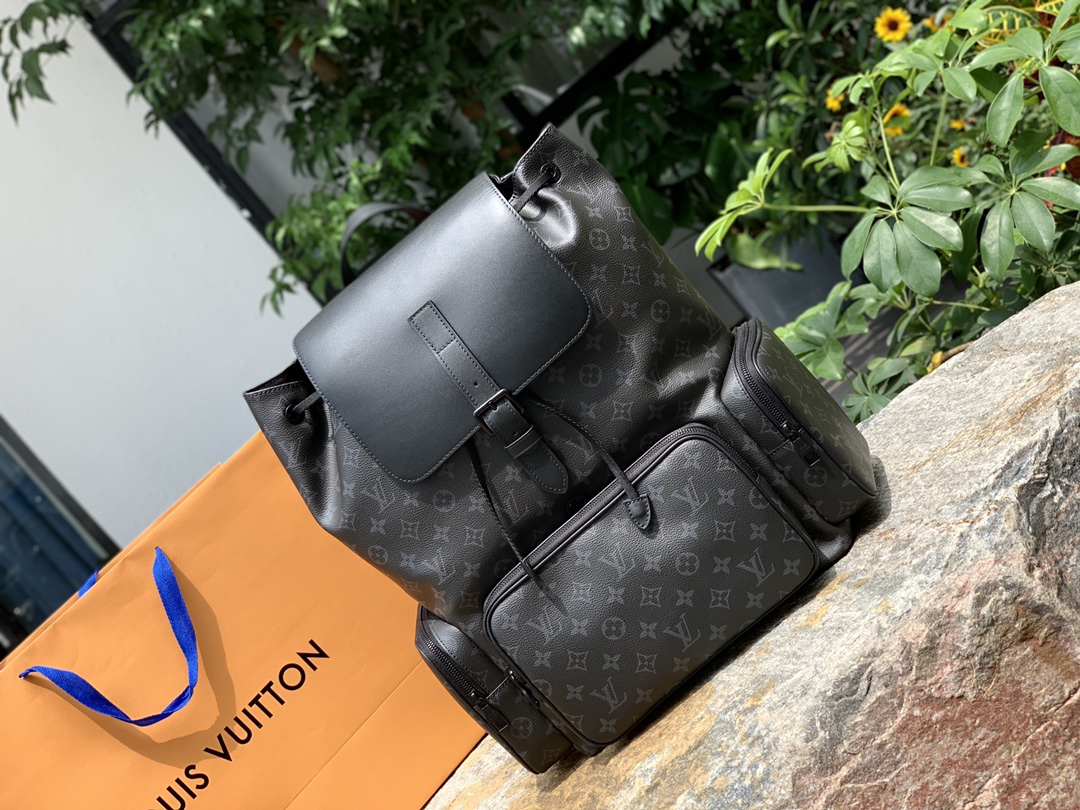 🌼 m45538尺寸38 x 44 x 21 cm 百分百原厂直出！L&V专柜最新款TRIO双肩包，这款