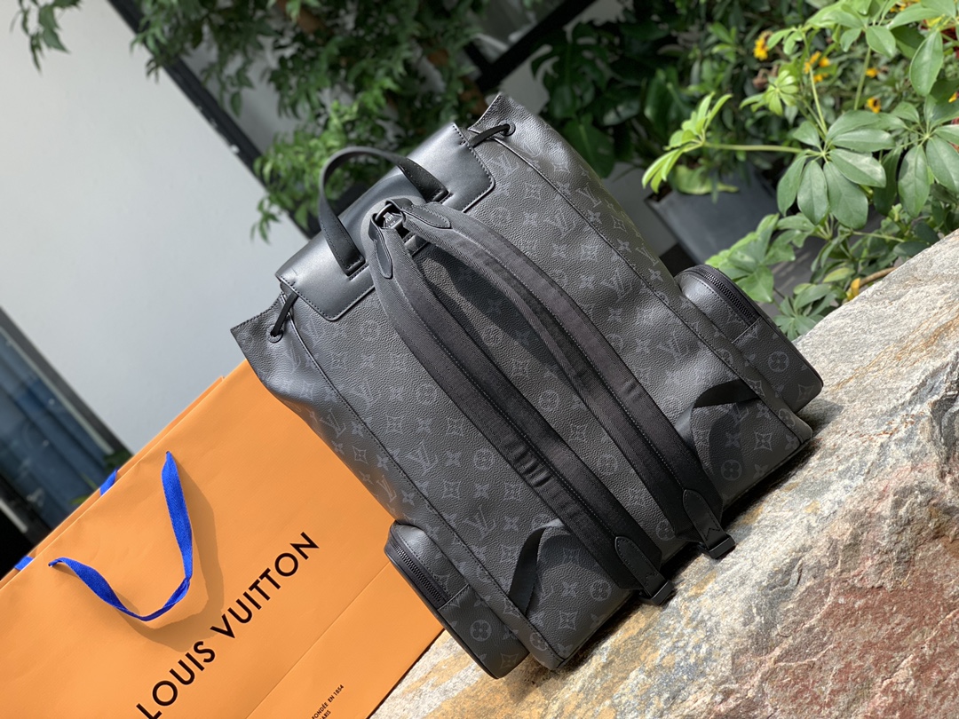 🌼 m45538尺寸38 x 44 x 21 cm 百分百原厂直出！L&V专柜最新款TRIO双肩包，这款