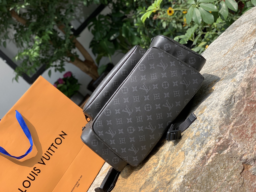 🌼 m45538尺寸38 x 44 x 21 cm 百分百原厂直出！L&V专柜最新款TRIO双肩包，这款