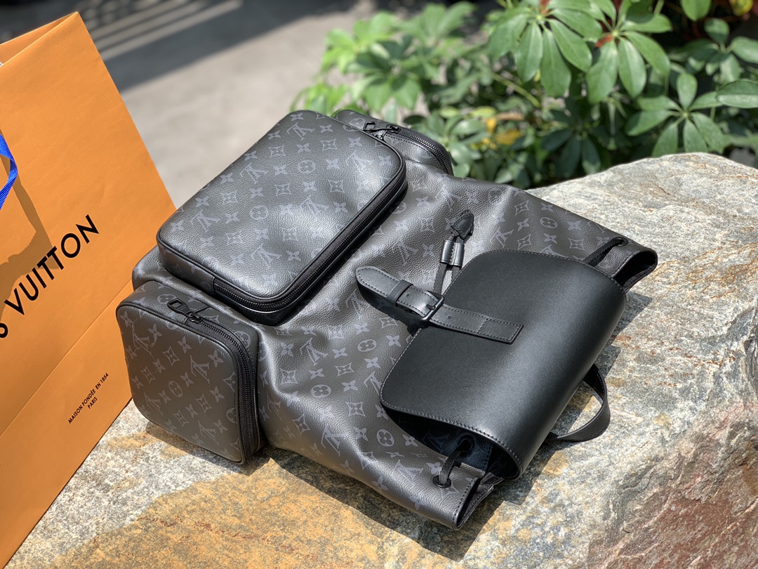 🌼 m45538尺寸38 x 44 x 21 cm 百分百原厂直出！L&V专柜最新款TRIO双肩包，这款