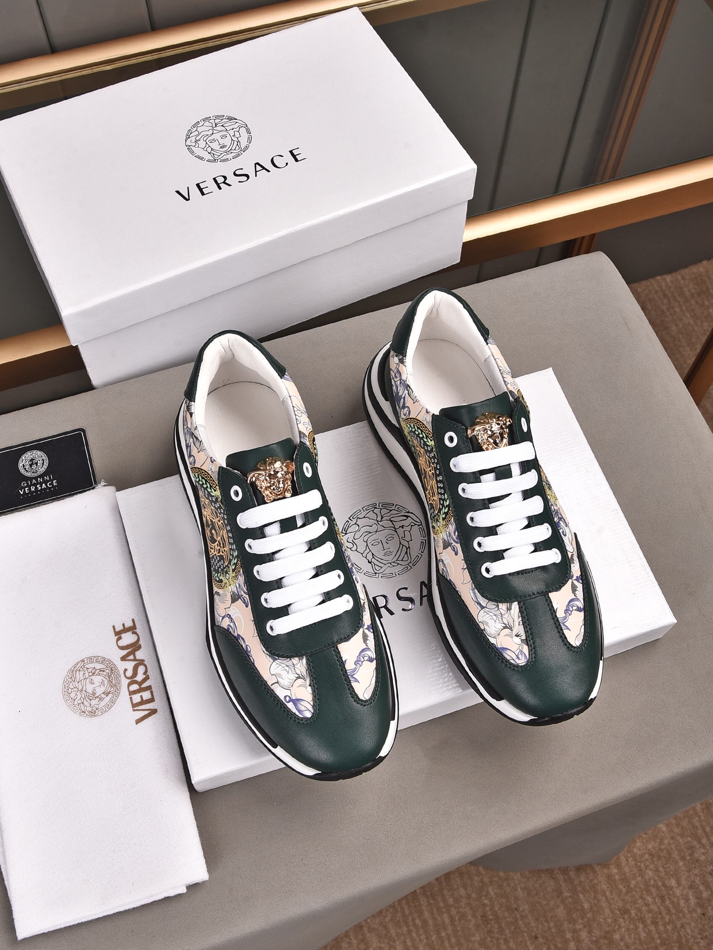 I5  2022 范家主推爆款 😘😘 高档货⌛世界⌚著名奢侈品牌，高端系列运动休闲男鞋，采用进口牛皮➕范思哲专用材质拼接而成➕透气猪里，品牌专用大底，耐磨，轻便，整体设计和谐统一又不缺乏个性 👣🌟✨你值得拥有 颜色：2色可选😍