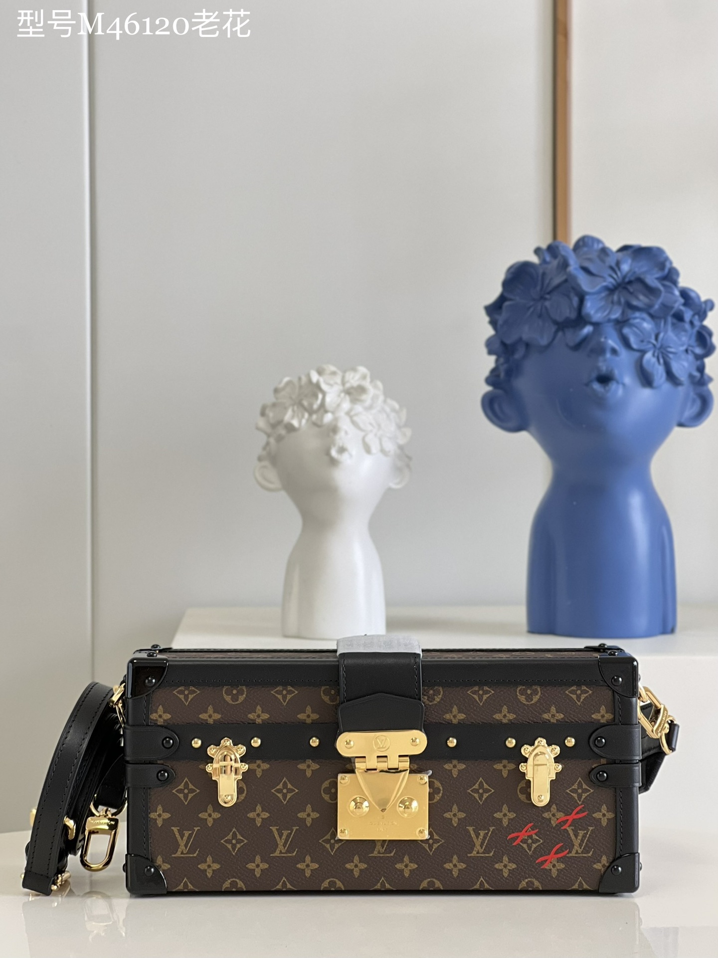 NO:398672,【Exclusive real photo of M46120 presbyterian】Nicolas Ghesquière extends the classic Petite Malle handbag horizontally to create this Petite Malle East West handbag to celebrate the birth anniversary of Mr. Louis Vuitton. Monogram canvas combined with leather trim, can be reproduced in the spring and summer show style, and can also be used to removable shoulder straps with one of the shoulders. Detailed features 27 x 12 x 6.5 cm (length x height x width) D.,LV [original leather],louis vuitton,louis vuitton19860909【独家实拍M46120老花】Nicolas Ghesquière 将经典 Petite Malle 手袋横向延伸,打造此款 Petite Malle East West 手袋,致意路易威登先生诞辰 周年.Monogram 帆布结合皮革饰边,手提可再现 春夏秀场造型,亦可通过可拆卸肩带之一肩背. 详细特征27 x 12 x 6.5 厘米 (长度 x 高 x 宽)D.,LV【原厂皮】,louis vuitton,louis vuitton,Bag