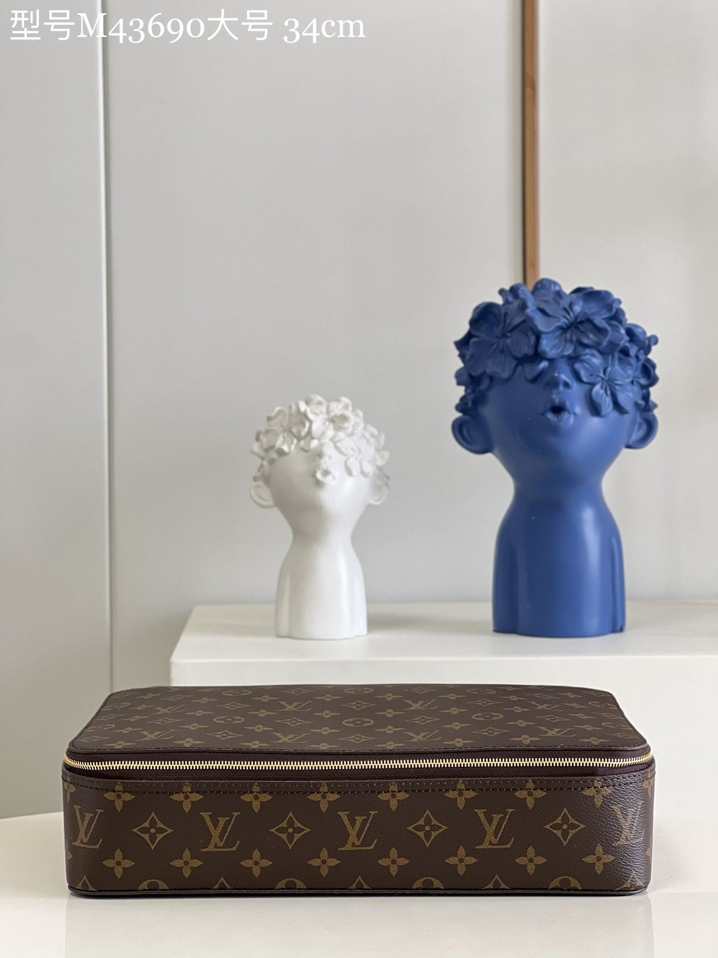 NO:398655,【Exclusive real photo of M43690 presbyopia large size】Use Packing Cube large handbag to store shirts, sweaters, skirts and trousers to make the suitcase space orderly, and you can also store your luggage in a closet or drawer after arriving at the destination. Damier Graphite canvas with leather trim and zipper wide mouth ensures easy access to clothing. Size 34×22×8.5cmW.470, LV [original leather], louis vuitton, skirts, sweaters, shirts19860909【独家实拍M43690老花大号】使用 Packing Cube 大号手袋收纳衬衫、毛衣、半身裙与裤装,让手提箱空间井然有序,亦可在抵达目的地之后将行李存放于壁橱或抽屉.Damier Graphite 帆布搭配皮革饰边,拉链广口确保便捷取放衣物.尺寸34×22×8.5cmW.470,LV【原厂皮】,louis vuitton,skirts,sweaters,shirts,Bag