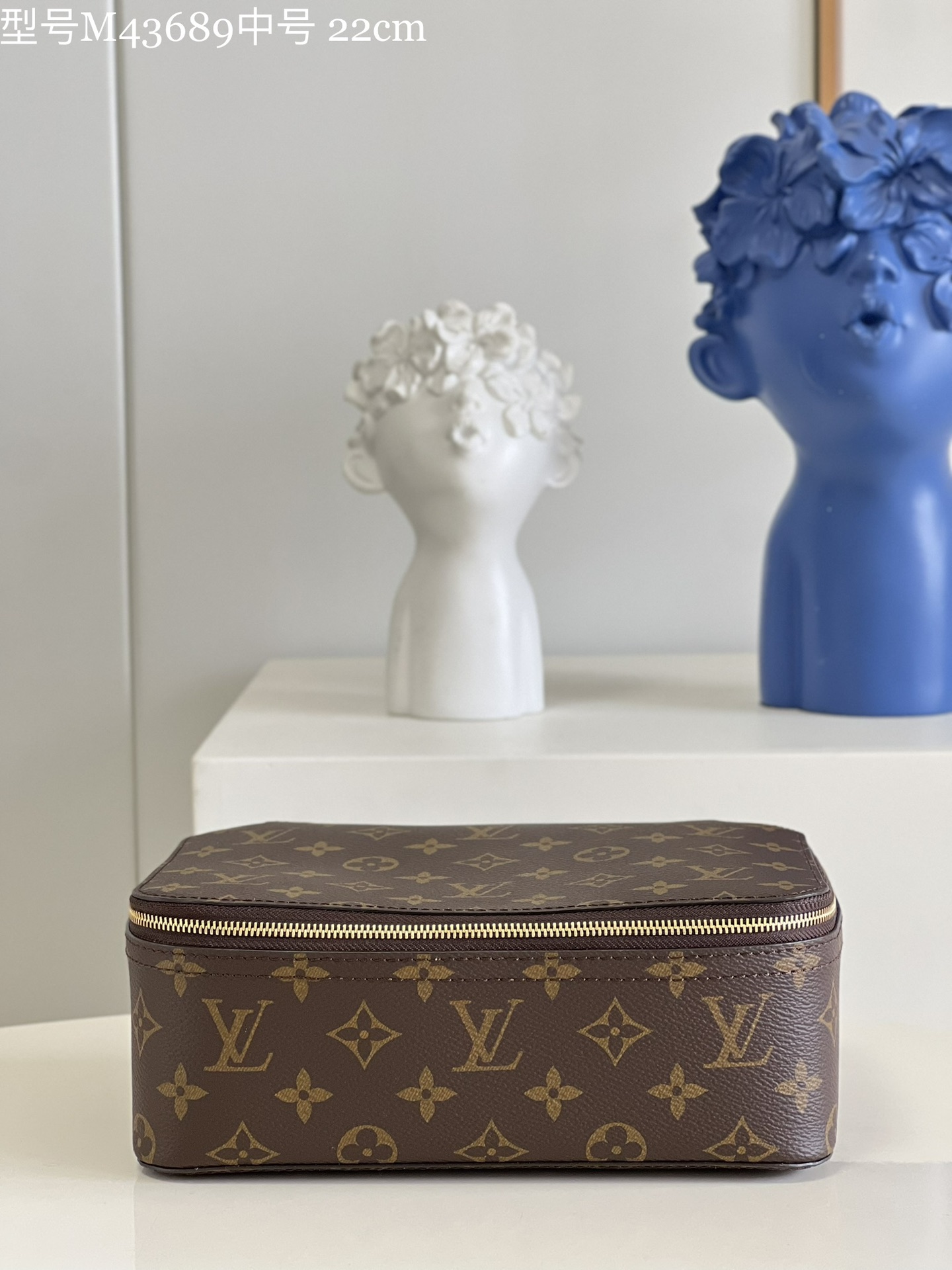 NO:398657,【Exclusive real photo M43689 presbyopia medium】Use Packing Cube medium size handbag to store shirts, sweaters, skirts and trousers to make the suitcase space orderly, and you can also store your luggage in a closet or drawer after arriving at the destination. Damier Graphite canvas with leather trim and zipper wide mouth ensures easy access to clothing. Size 22.4×8.5×14cmW.450, LV [original leather], louis vuitton, skirts, sweaters, shirts19860909【独家实拍M43689老花中号】使用 Packing Cube 中号号手袋收纳衬衫、毛衣、半身裙与裤装,让手提箱空间井然有序,亦可在抵达目的地之后将行李存放于壁橱或抽屉.Damier Graphite 帆布搭配皮革饰边,拉链广口确保便捷取放衣物.尺寸22.4×8.5×14cmW.450,LV【原厂皮】,louis vuitton,skirts,sweaters,shirts,Bag