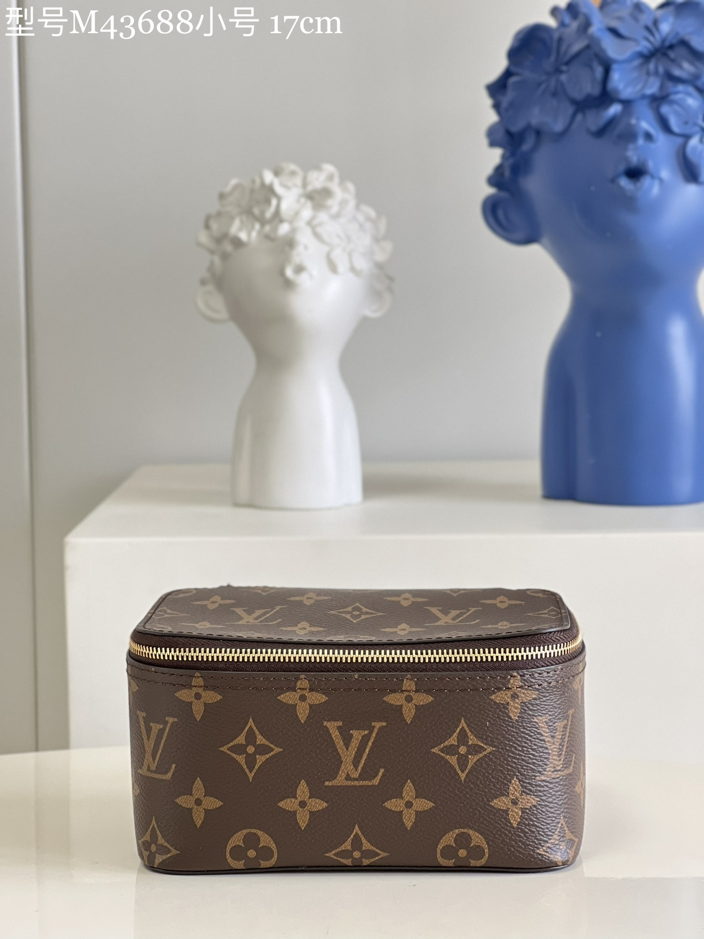 NO:398659,【Exclusive real photo M43688 Presbyterian Small】Use Packing Cube small handbag to store shirts, sweaters, skirts and trousers to make the suitcase space orderly, and you can also store your luggage in a closet or drawer after arriving at the destination. Damier Graphite canvas with leather trim and zipper wide mouth ensures easy access to clothing. Size 17×8.5×9.5cmW.430, LV [original leather], louis vuitton, skirts, sweaters, shirts19860909【独家实拍M43688老花小号】使用 Packing Cube 小号手袋收纳衬衫、毛衣、半身裙与裤装,让手提箱空间井然有序,亦可在抵达目的地之后将行李存放于壁橱或抽屉.Damier Graphite 帆布搭配皮革饰边,拉链广口确保便捷取放衣物.尺寸17×8.5×9.5cmW.430,LV【原厂皮】,louis vuitton,skirts,sweaters,shirts,Bag