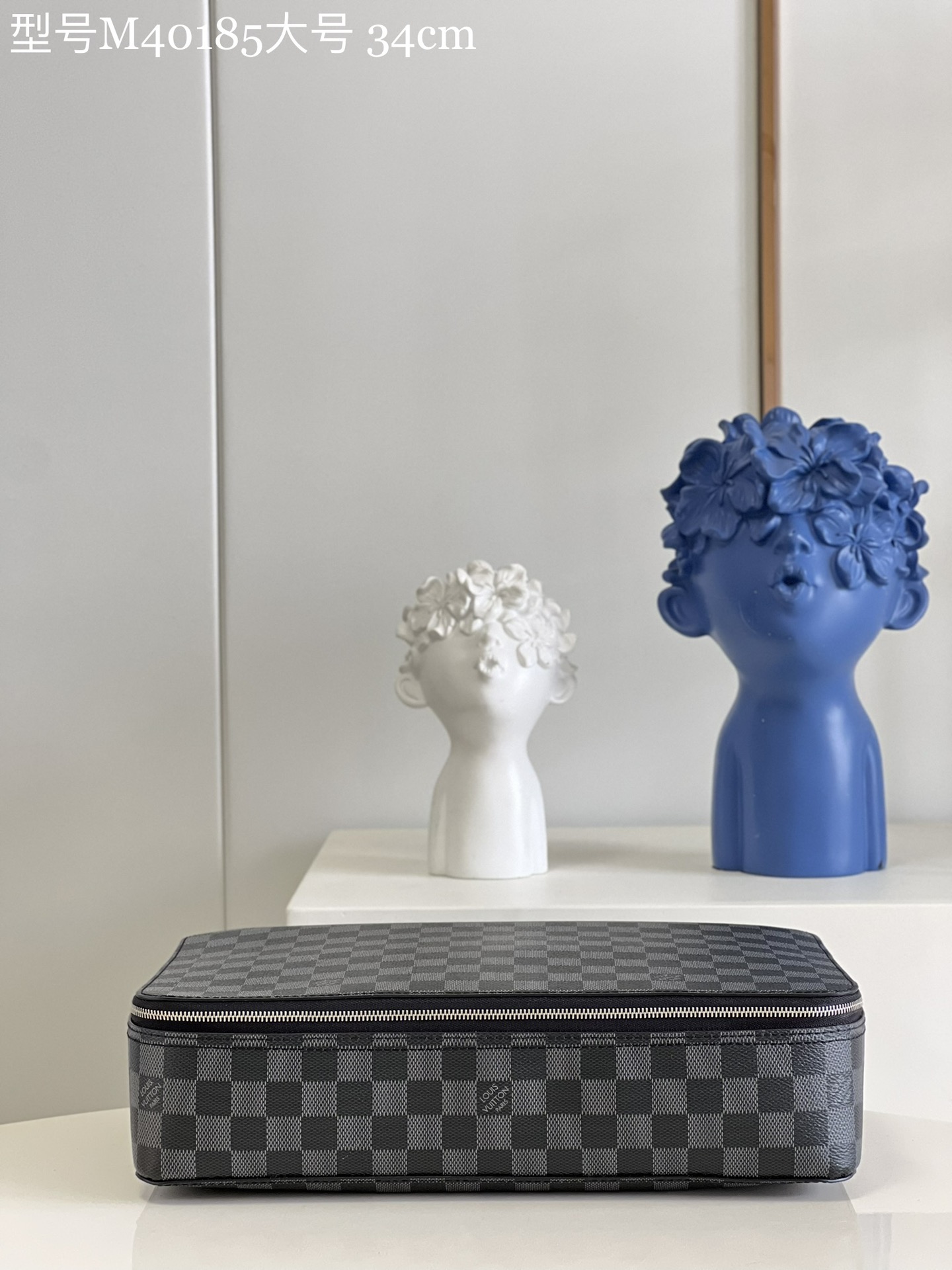 NO:398661,【Exclusive real photo M40185 Black Grid Large Size】Use Packing Cube large handbag to store shirts, sweaters, skirts and trousers to make the suitcase space orderly, and you can also store your luggage in a closet or drawer after arriving at the destination. Damier Graphite canvas with leather trim and zipper wide mouth ensures easy access to clothing. Size 34×22×8.5cmW., LV [original leather], louis vuitton, skirts, sweaters, shirts19860909【独家实拍M40185黑格大号】使用 Packing Cube 大号手袋收纳衬衫、毛衣、半身裙与裤装,让手提箱空间井然有序,亦可在抵达目的地之后将行李存放于壁橱或抽屉.Damier Graphite 帆布搭配皮革饰边,拉链广口确保便捷取放衣物.尺寸34×22×8.5cmW.,LV【原厂皮】,louis vuitton,skirts,sweaters,shirts,Bag