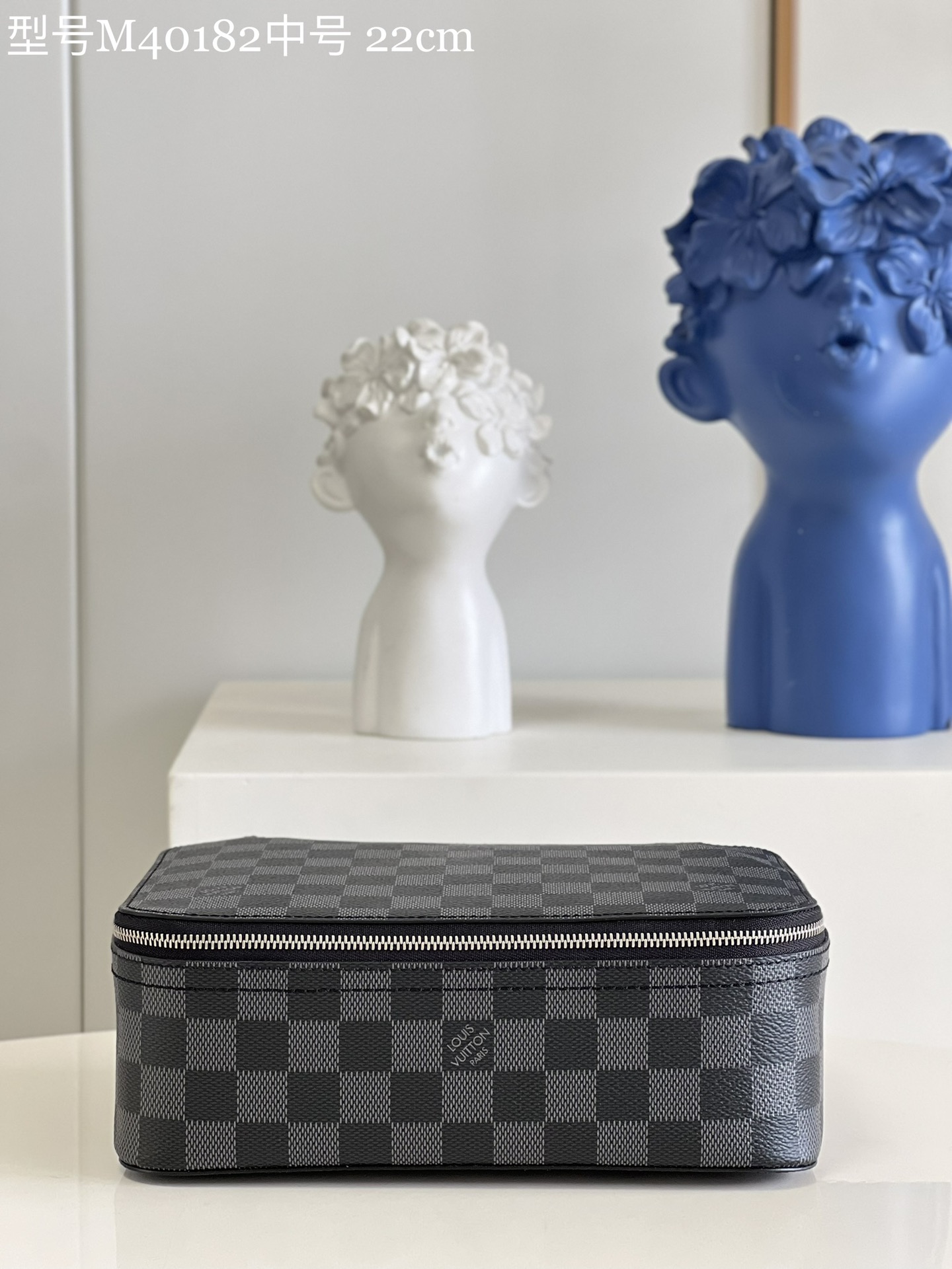 NO:398663,【Exclusive real photo M40182 Black Medium】Use Packing Cube medium handbag to store shirts, sweaters, skirts and trousers to make the suitcase space orderly, and you can also store your luggage in a closet or drawer after arriving at the destination. Damier Graphite canvas with leather trim and zipper wide mouth ensures easy access to clothing. Size 22.4×8.5×14cmW., LV [original leather], louis vuitton, skirts, sweaters, shirts19860909【独家实拍M40182黑格中号】使用 Packing Cube 中号号手袋收纳衬衫、毛衣、半身裙与裤装,让手提箱空间井然有序,亦可在抵达目的地之后将行李存放于壁橱或抽屉.Damier Graphite 帆布搭配皮革饰边,拉链广口确保便捷取放衣物.尺寸22.4×8.5×14cmW.,LV【原厂皮】,louis vuitton,skirts,sweaters,shirts,Bag